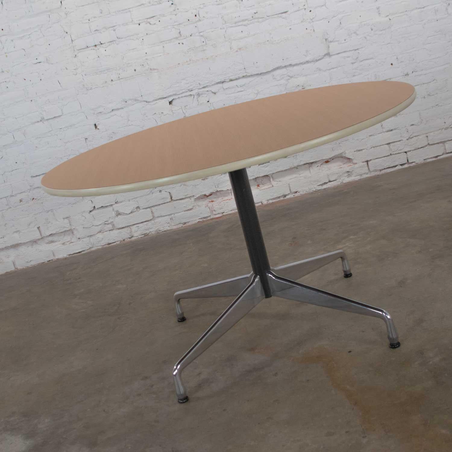 20ième siècle Table ronde Eames Herman Miller à base universelle en bois et plateau en stratifié de grain en vente
