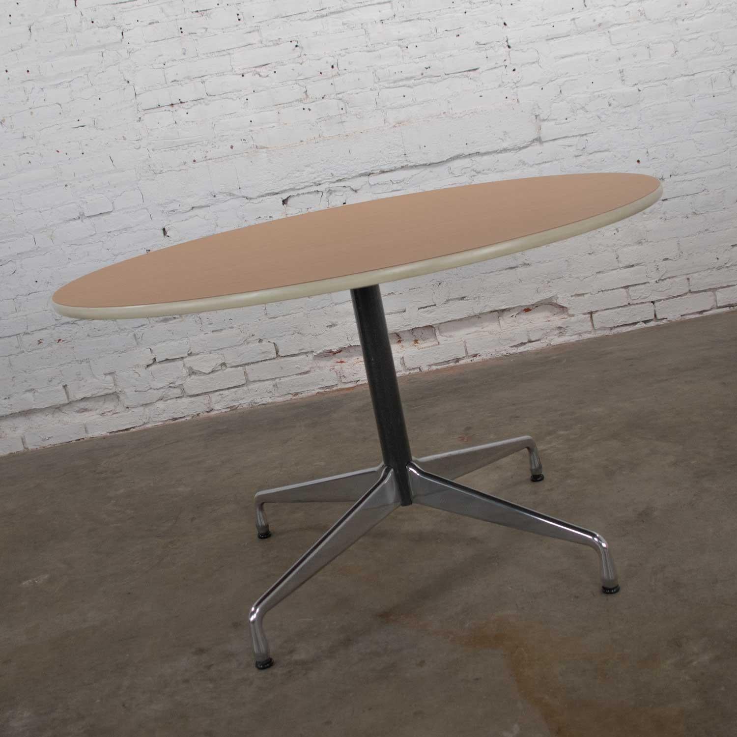 Eames Herman Miller Round Table Universal Base Wood Grain Laminate Top In Good Condition For Sale In Topeka, KS