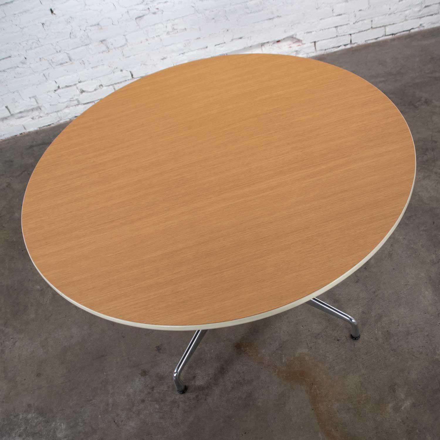 20th Century Eames Herman Miller Round Table Universal Base Wood Grain Laminate Top For Sale