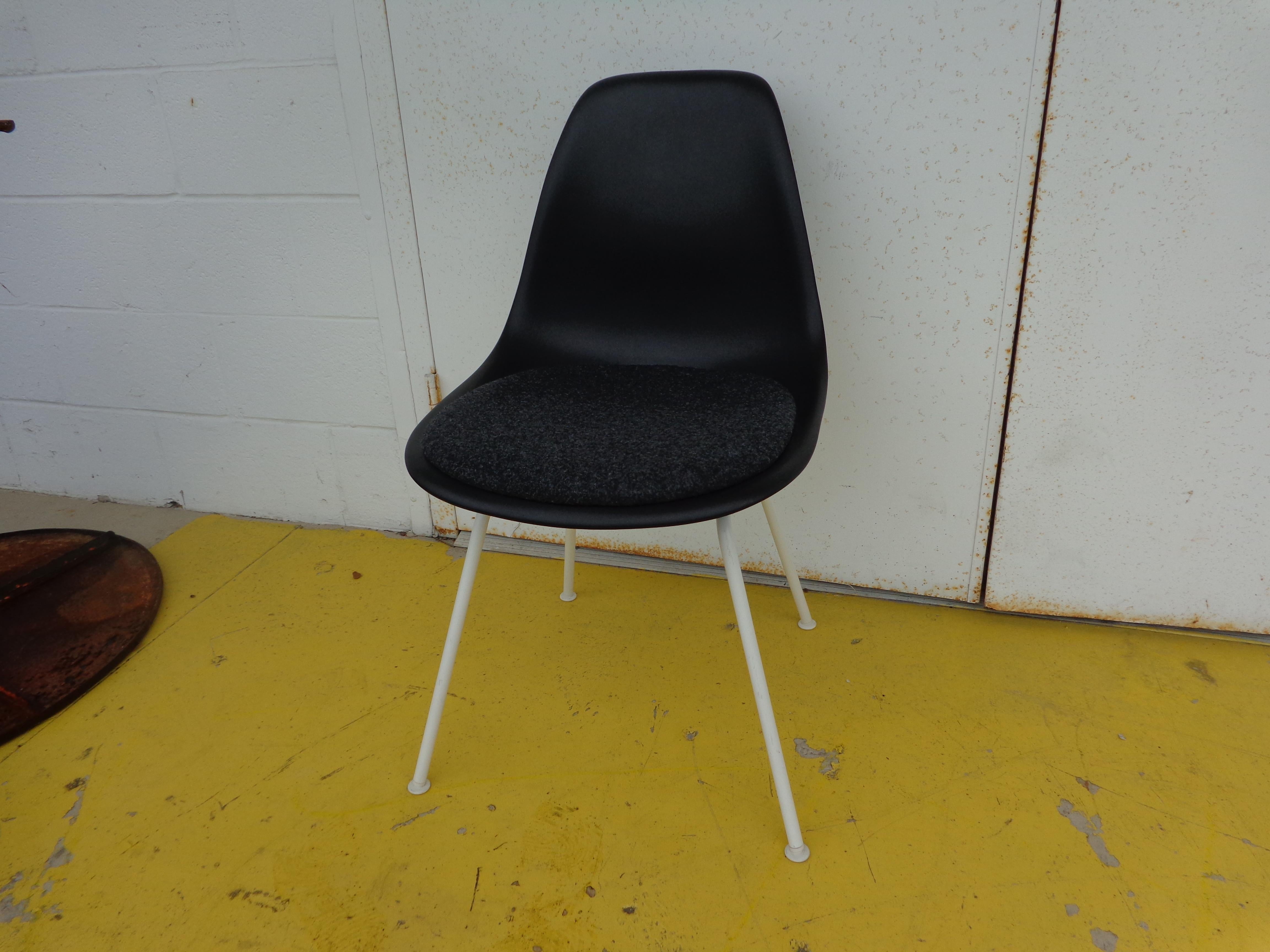 Eames Herman Miller Shell Chairs Multiple In Good Condition For Sale In Pasadena, TX