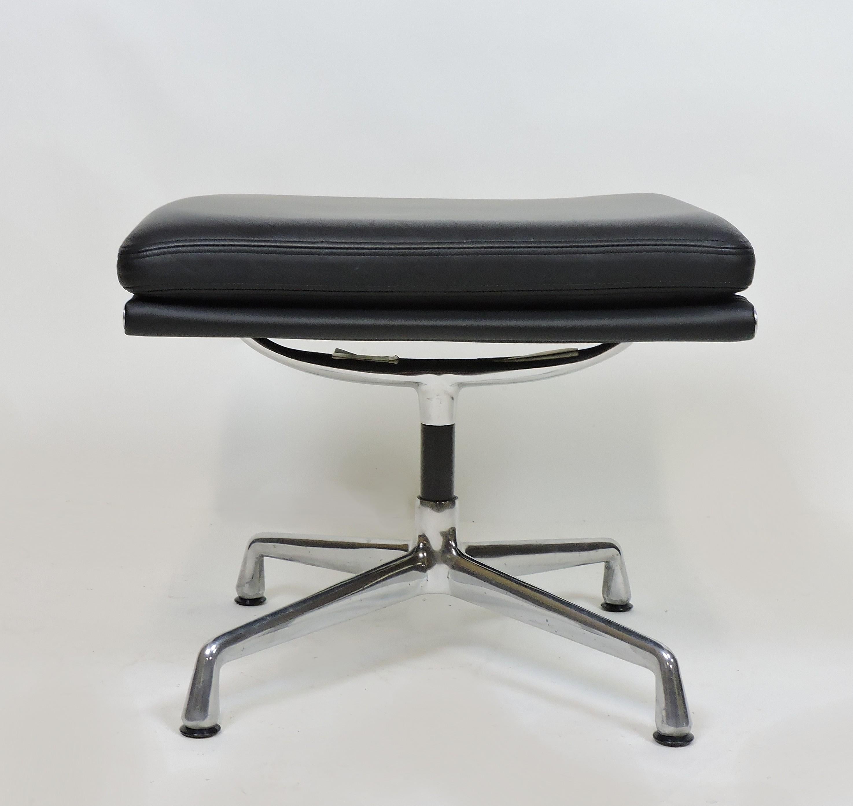 Eames Herman Miller Soft Pad Aluminum Group Leather Foot Stool Ottoman In Good Condition In Chesterfield, NJ