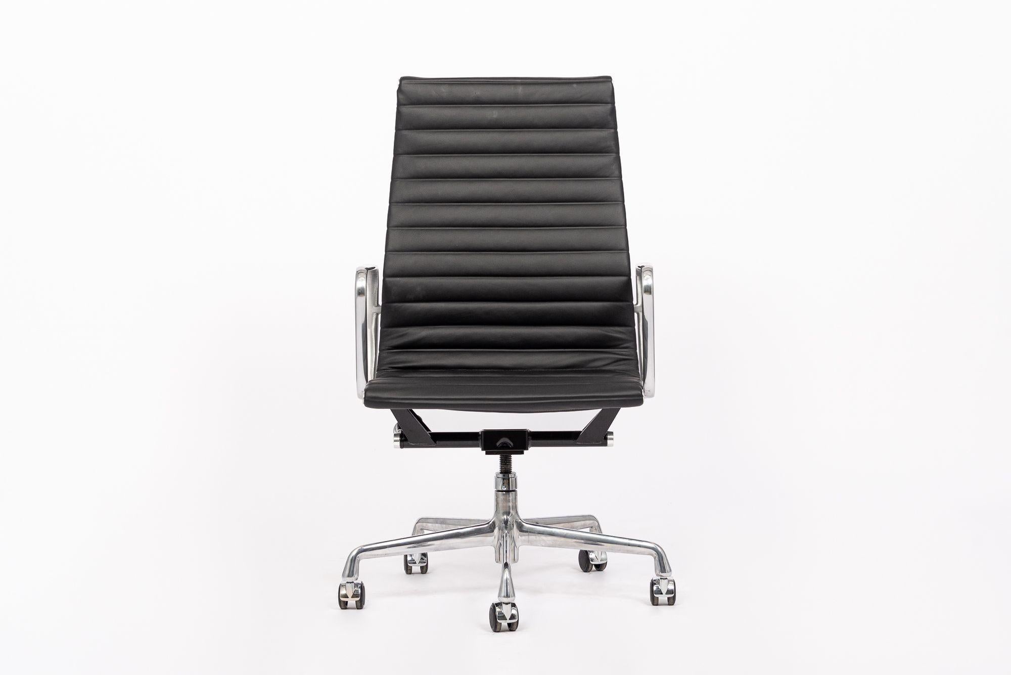 This authentic Eames for Herman Miller Thin Pad Executive Height office chair from the Aluminum Group Collection was manufactured in 2003. This classic mid century modern office chair was first introduced in 1969 by Charles and Ray Eames as part of