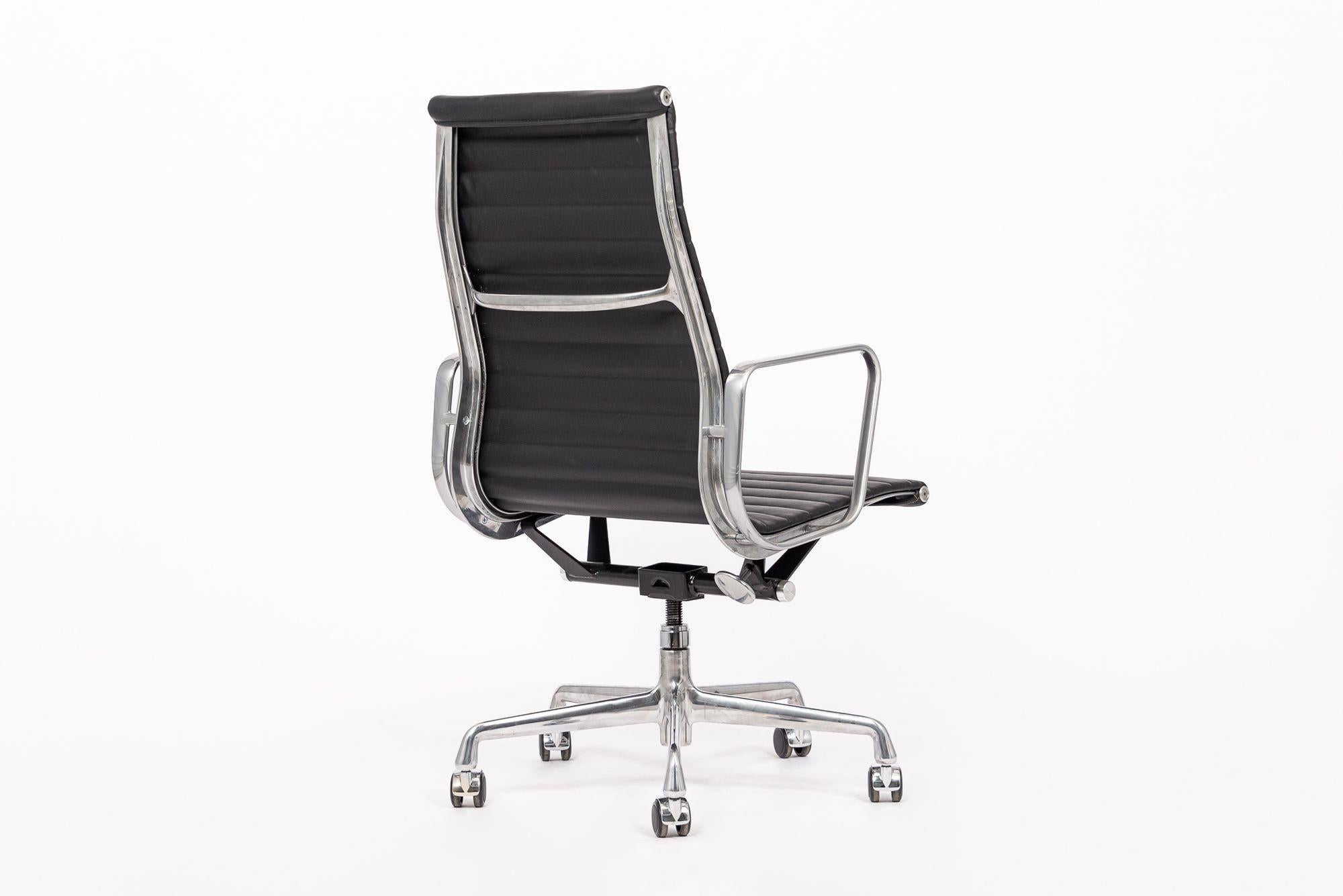 Eames Herman Miller Tall Black Leather Desk Chair Executive Thin Pad In Good Condition For Sale In Detroit, MI