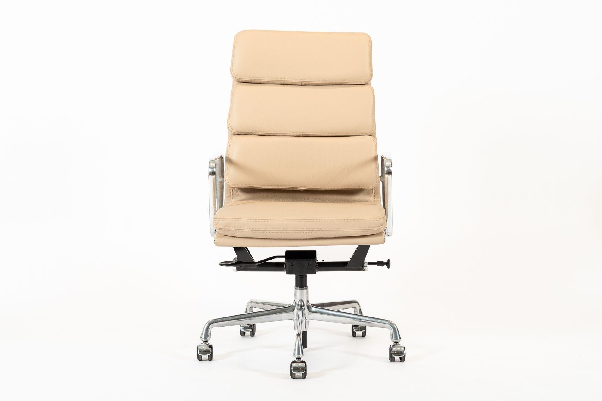 This authentic Eames for Herman Miller Soft Pad Executive Height desk chair from the Aluminum Group Collection was manufactured in the 2000. This executive height chair features a taller backrest, gorgeous cream leather upholstery, polished aluminum