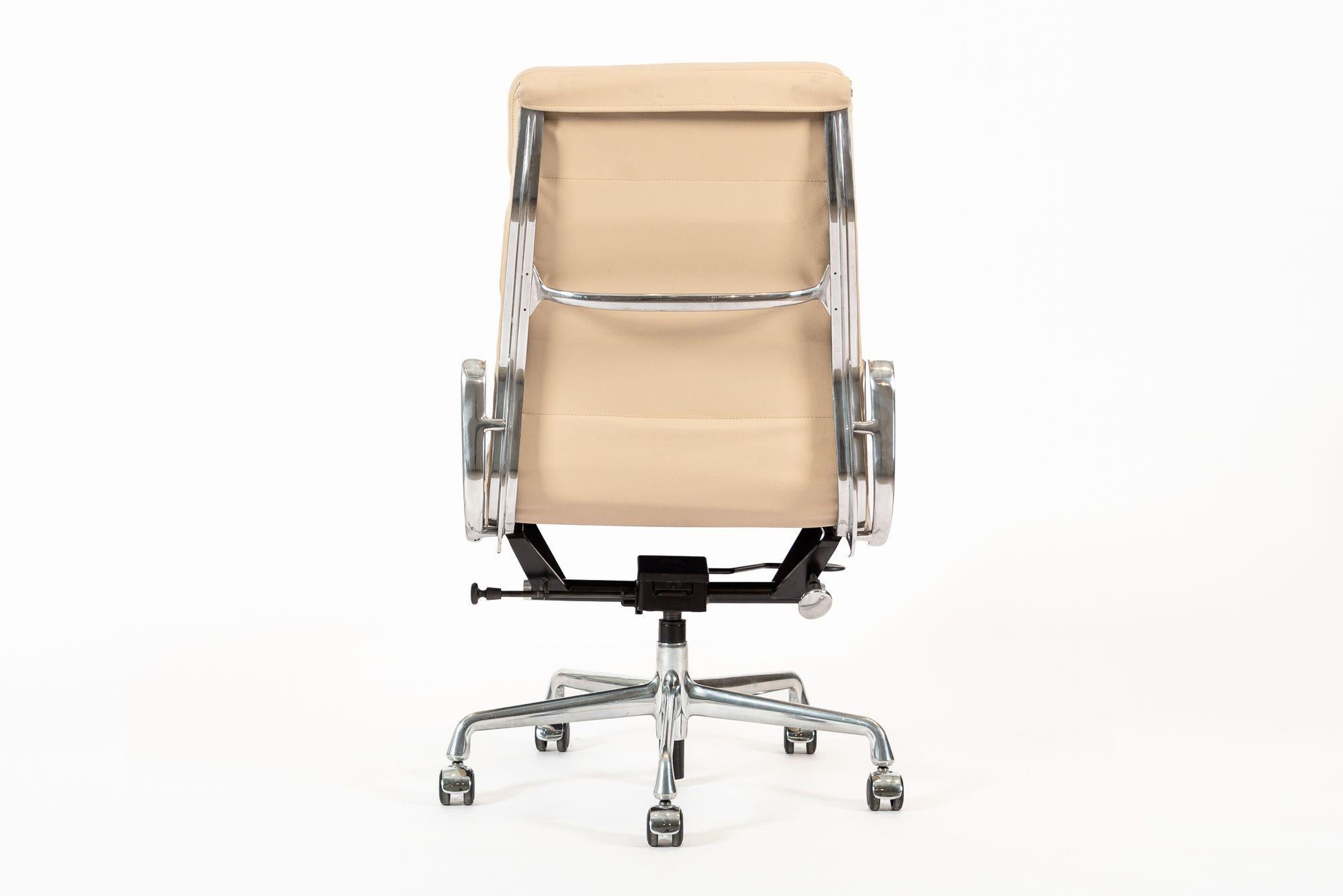 Eames Herman Miller Tall Cream Leather Office Chair Aluminum Group In Good Condition In Detroit, MI