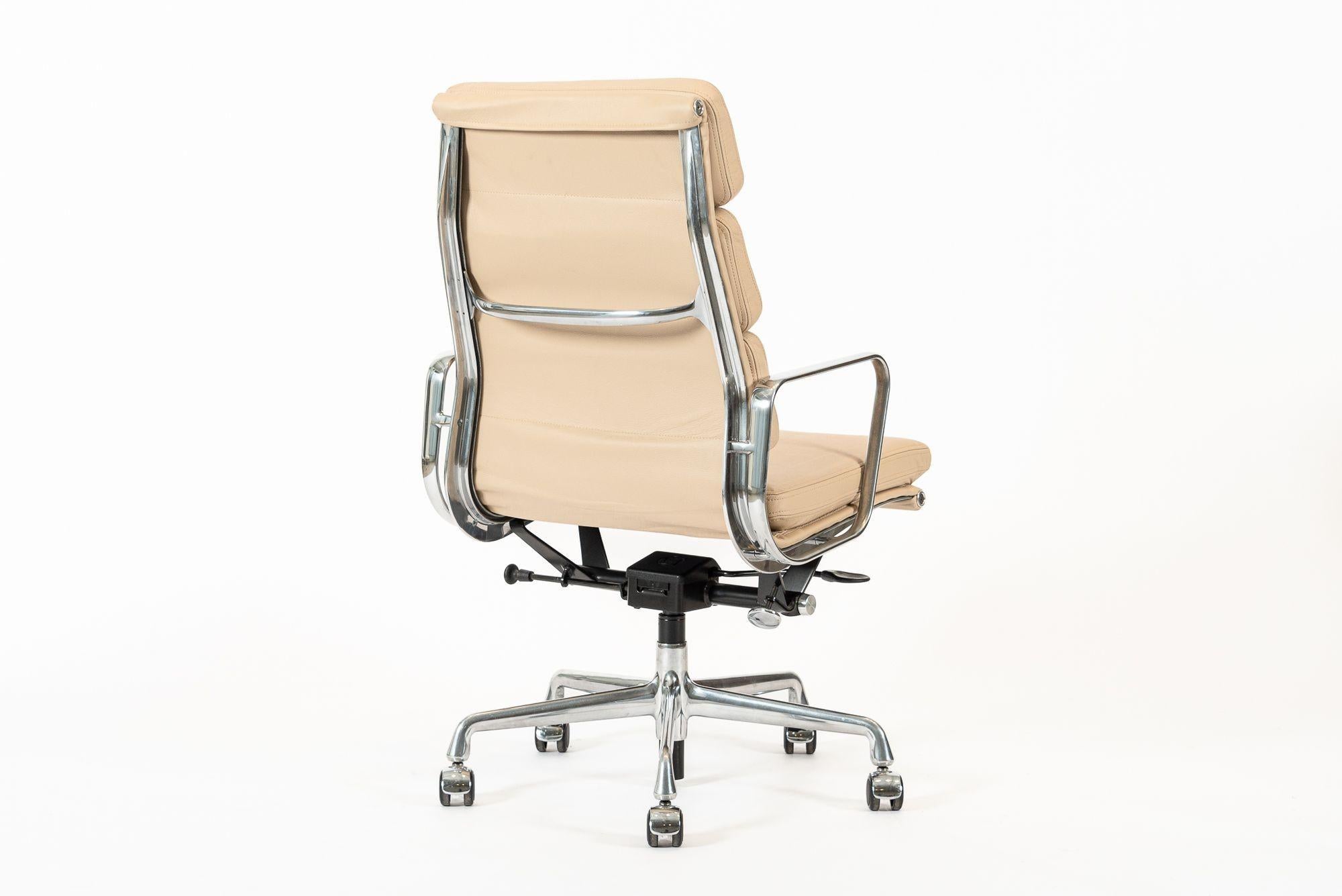 Contemporary Eames Herman Miller Tall Cream Leather Office Chair Aluminum Group