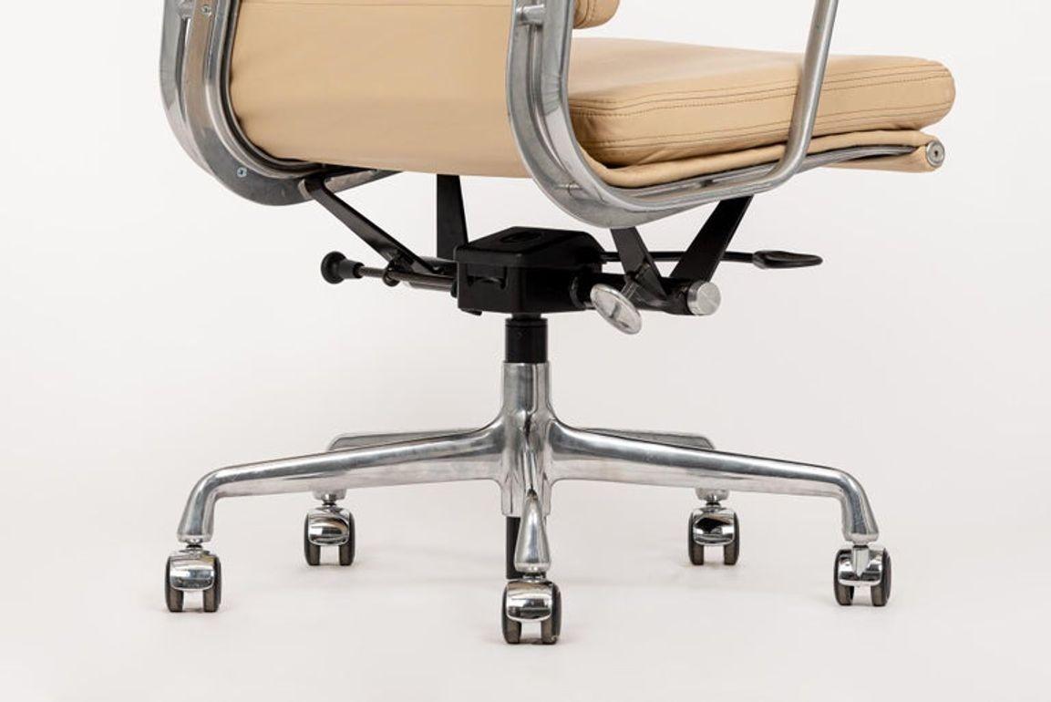 Eames Herman Miller Silla de oficina alta de cuero marrón Grupo Aluminio en venta 6