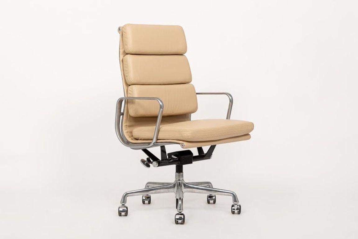 Esta auténtica silla de escritorio Eames para Herman Miller Soft Pad Executive Height de la colección Aluminum Group se fabricó en el año 2000. Este sillón de altura ejecutiva tiene un respaldo más alto, una preciosa tapicería de piel color crema,