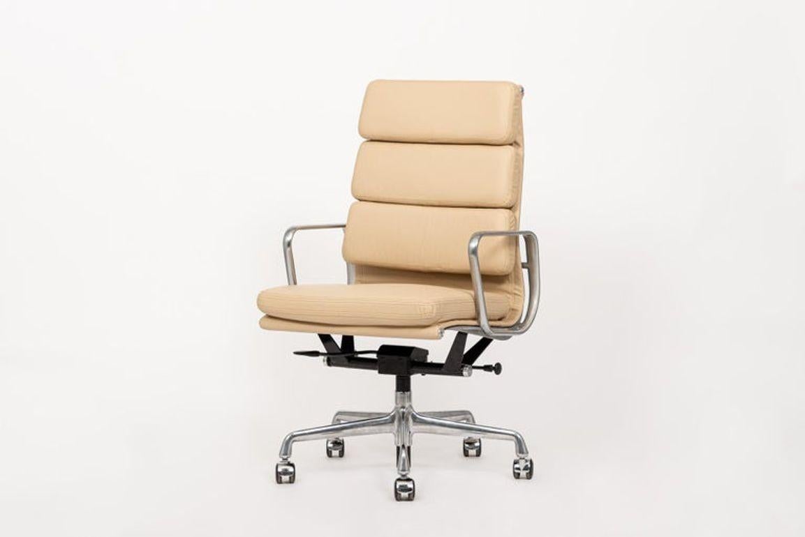 Eames Herman Miller Silla de oficina alta de cuero marrón Grupo Aluminio Estadounidense en venta