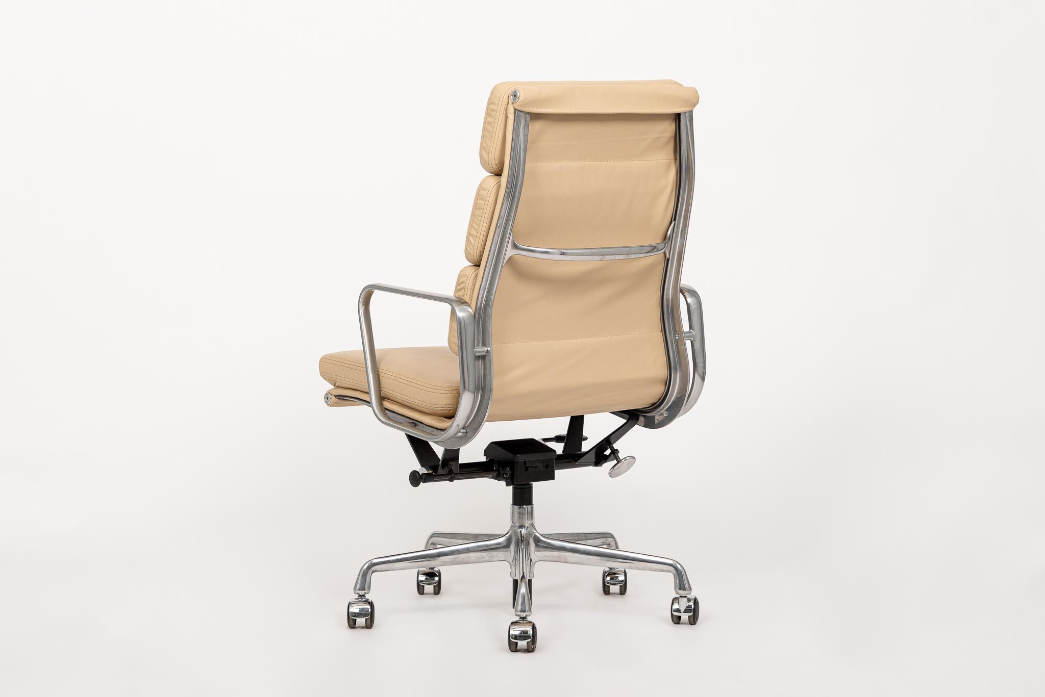 Eames Herman Miller Silla de oficina alta de cuero marrón Grupo Aluminio Siglo XXI y contemporáneo en venta