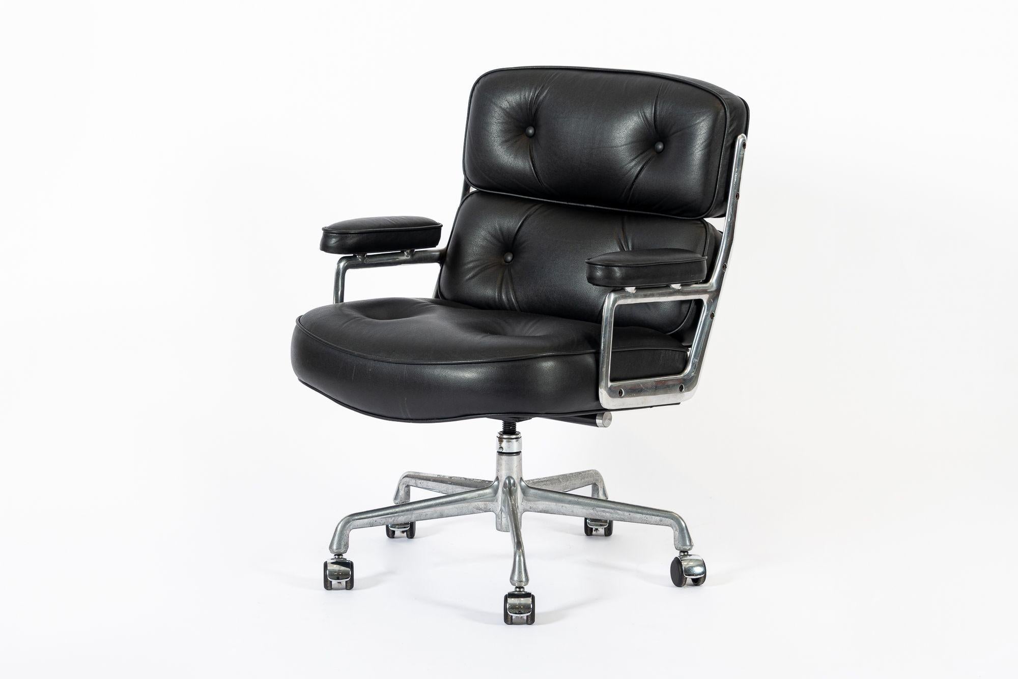 Questa sedia nera di metà secolo moderno modello 3475 Eames Time Life Lobby Chair, disegnata da Charles & Ray Eames per Herman Miller, è stata prodotta nel 2015. Questa sedia da ufficio classica presenta un rivestimento originale in pelle nera e una