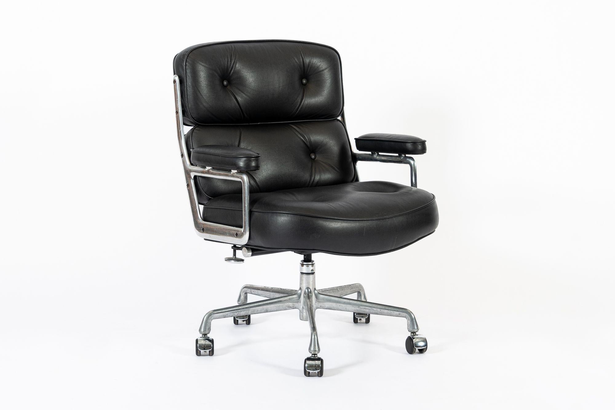 Mid-Century moderno Sedia da ufficio in pelle nera Herman Miller A. Miller in vendita