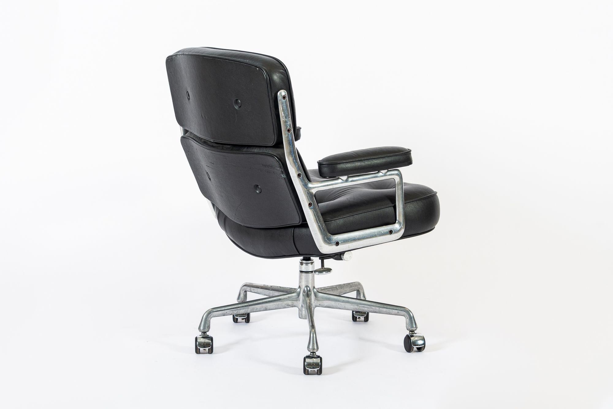 XXI secolo e contemporaneo Sedia da ufficio in pelle nera Herman Miller A. Miller in vendita