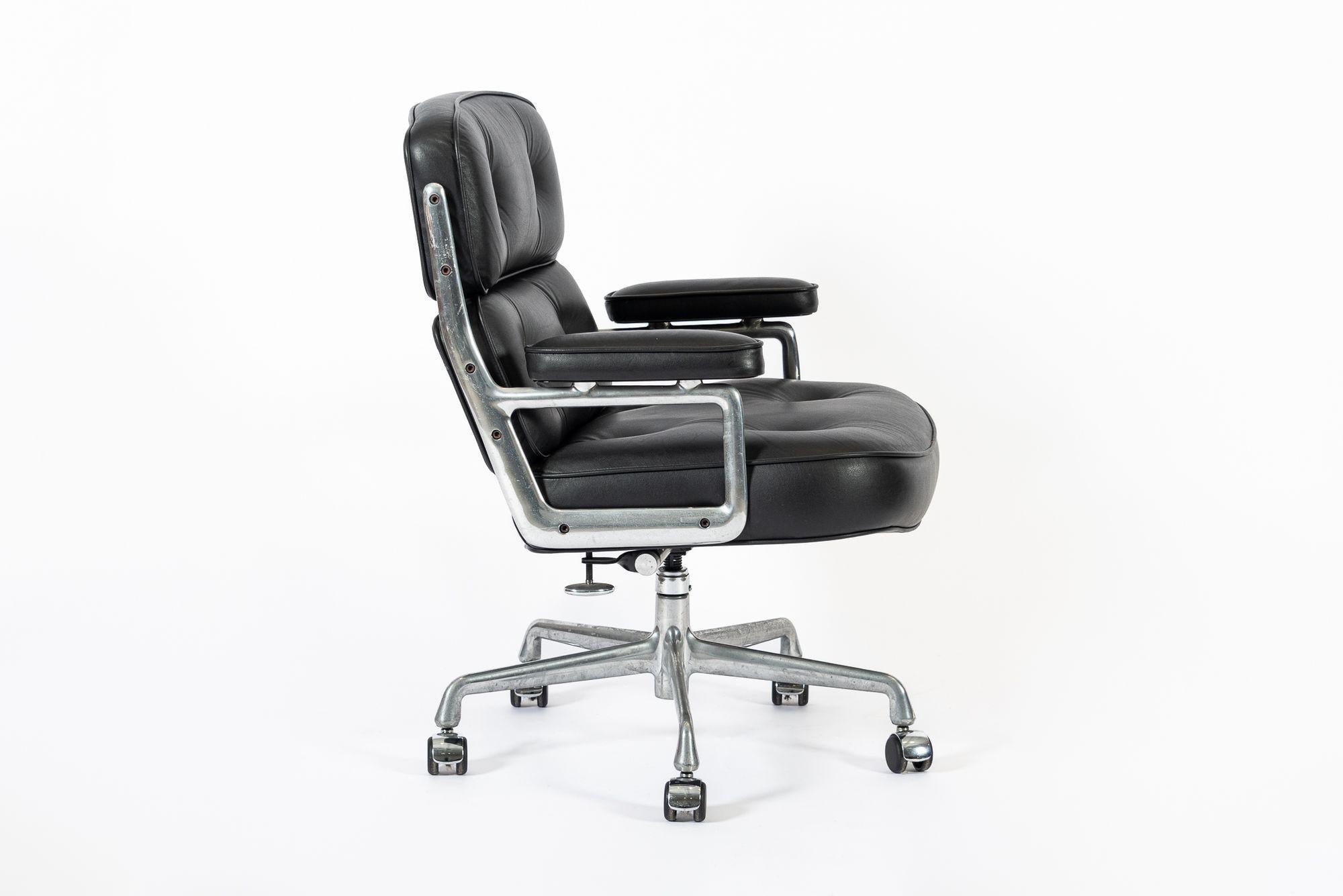 Alluminio Sedia da ufficio in pelle nera Herman Miller A. Miller in vendita