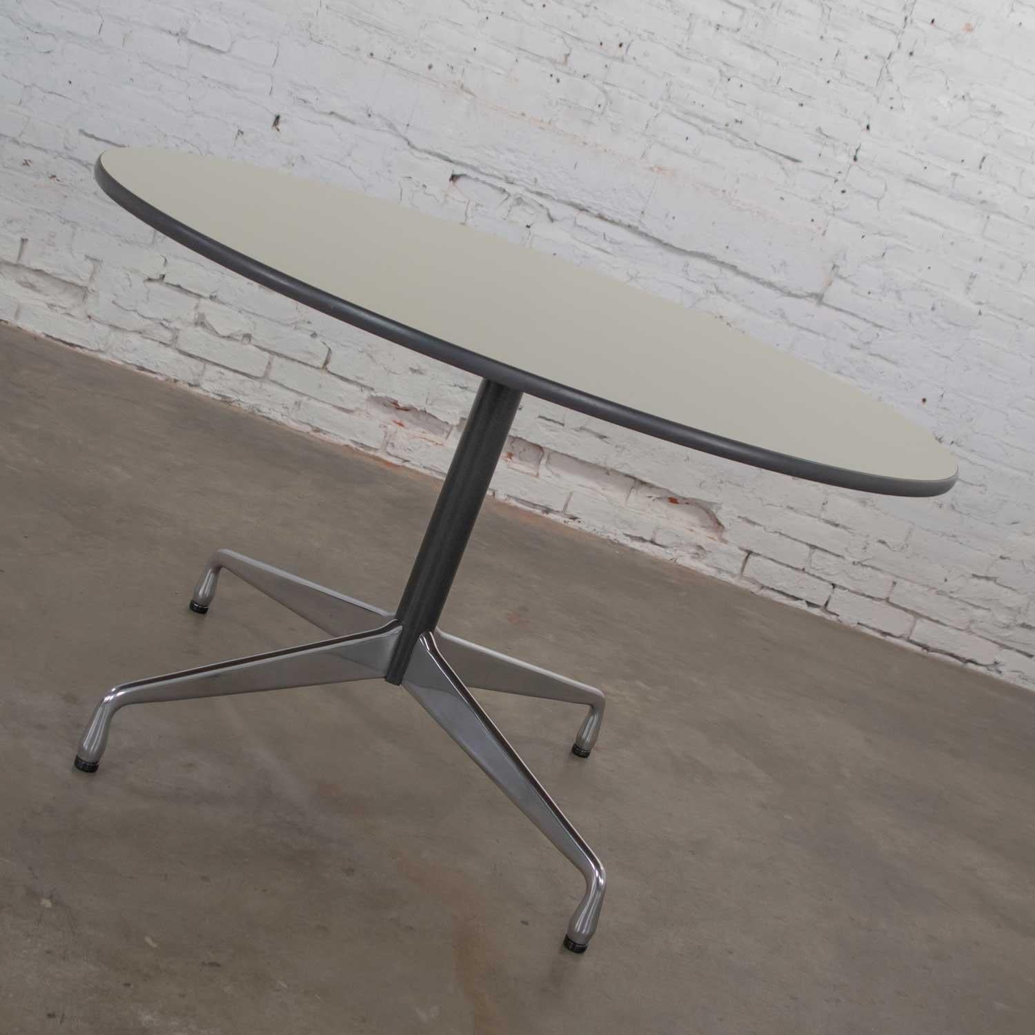 Mid-Century Modern Table ronde Eames Herman Miller Universal Base avec plateau en stratifié blanc cassé en vente