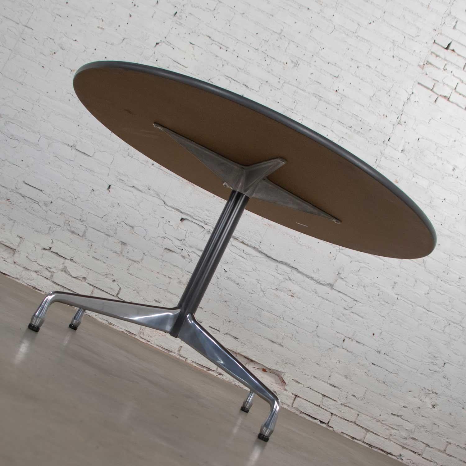 Américain Table ronde Eames Herman Miller Universal Base avec plateau en stratifié blanc cassé