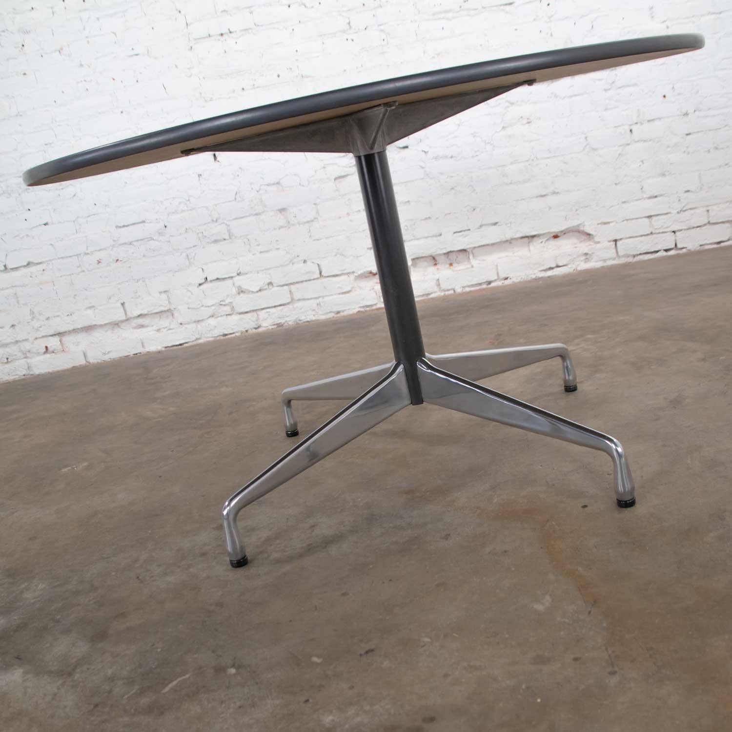 Eames Herman Miller, runder Tisch mit Universalfuß und cremeweißer Laminatplatte (Moderne der Mitte des Jahrhunderts) im Angebot