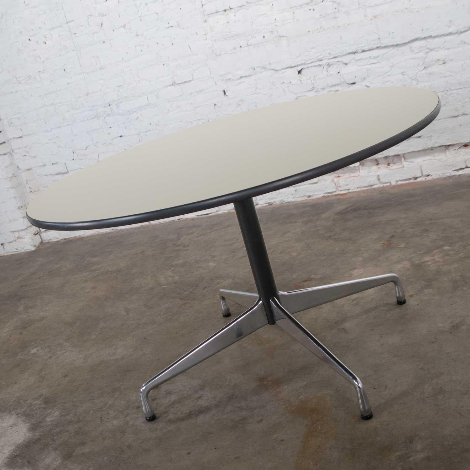 Aluminium Table ronde Eames Herman Miller Universal Base avec plateau en stratifié blanc cassé en vente