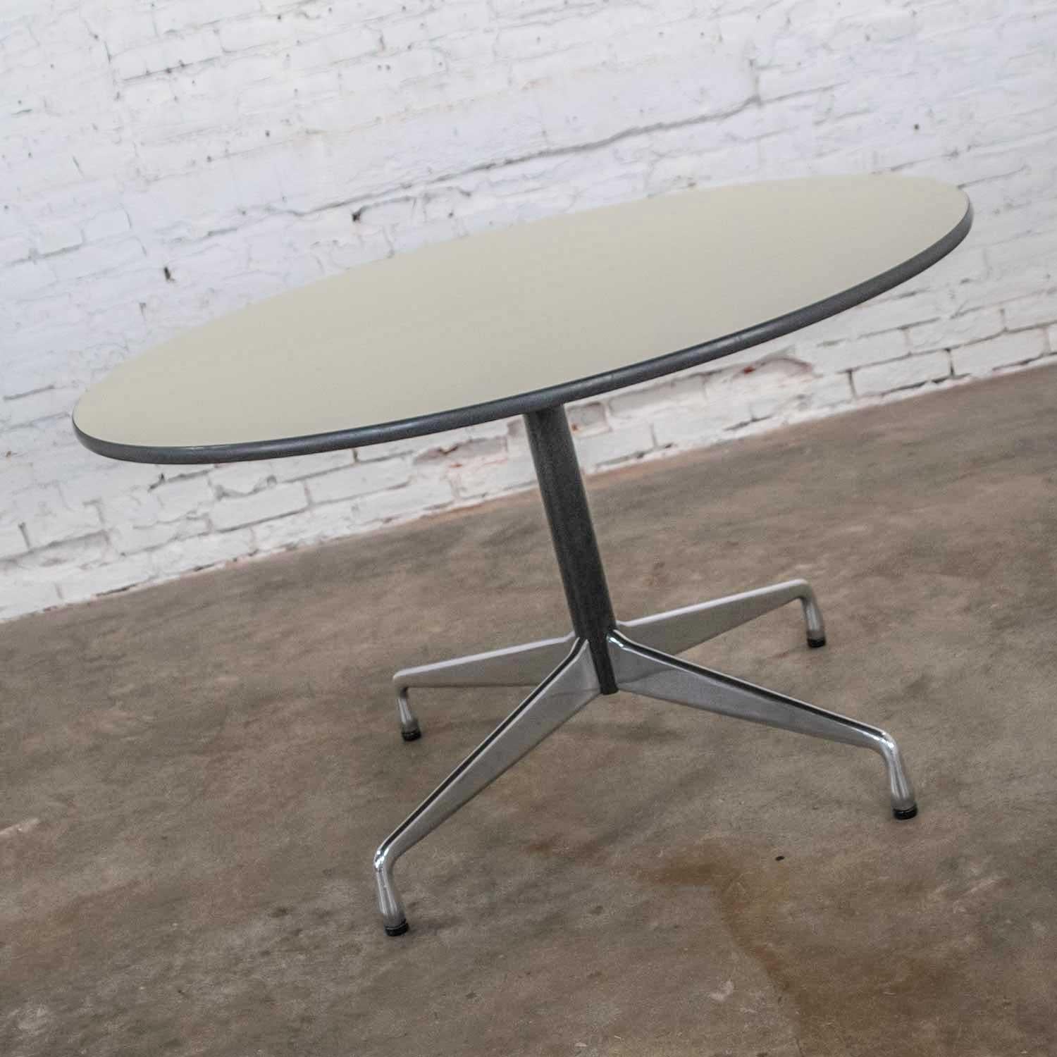 Eames Herman Miller Universal Base Round Table Off-White Laminate Top In Good Condition For Sale In Topeka, KS