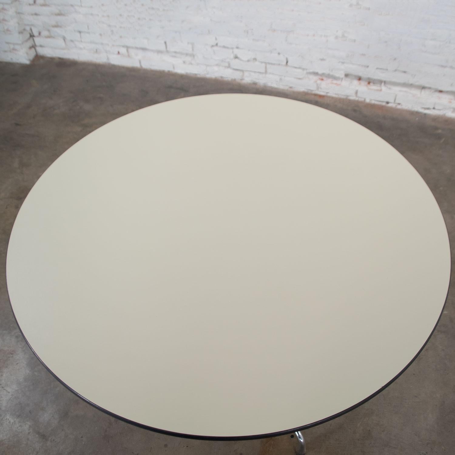Eames Herman Miller, runder Tisch mit Universalfuß und cremeweißer Laminatplatte (Aluminium) im Angebot