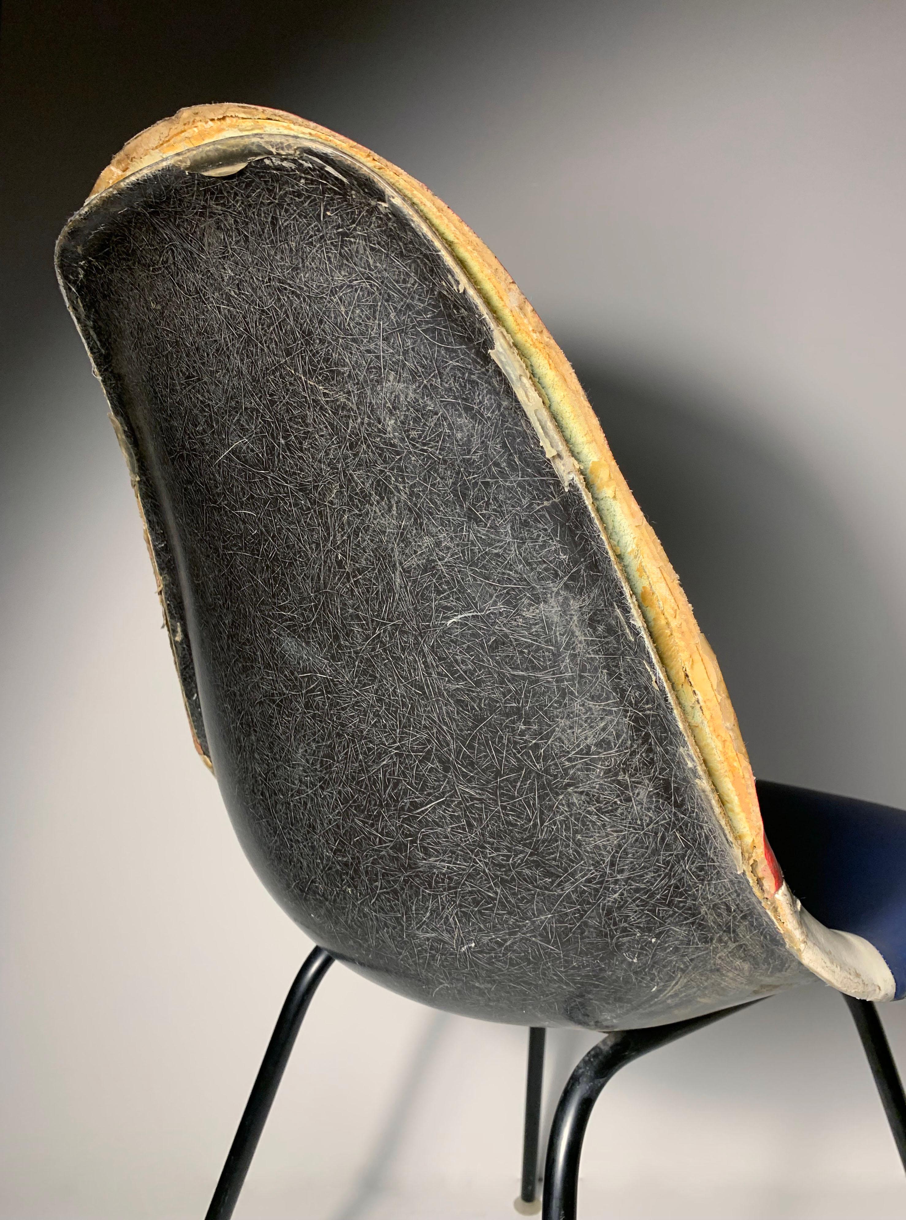 Eames Herman Miller Silla de concha tapizada con un inusual estampado Patriot en venta 4