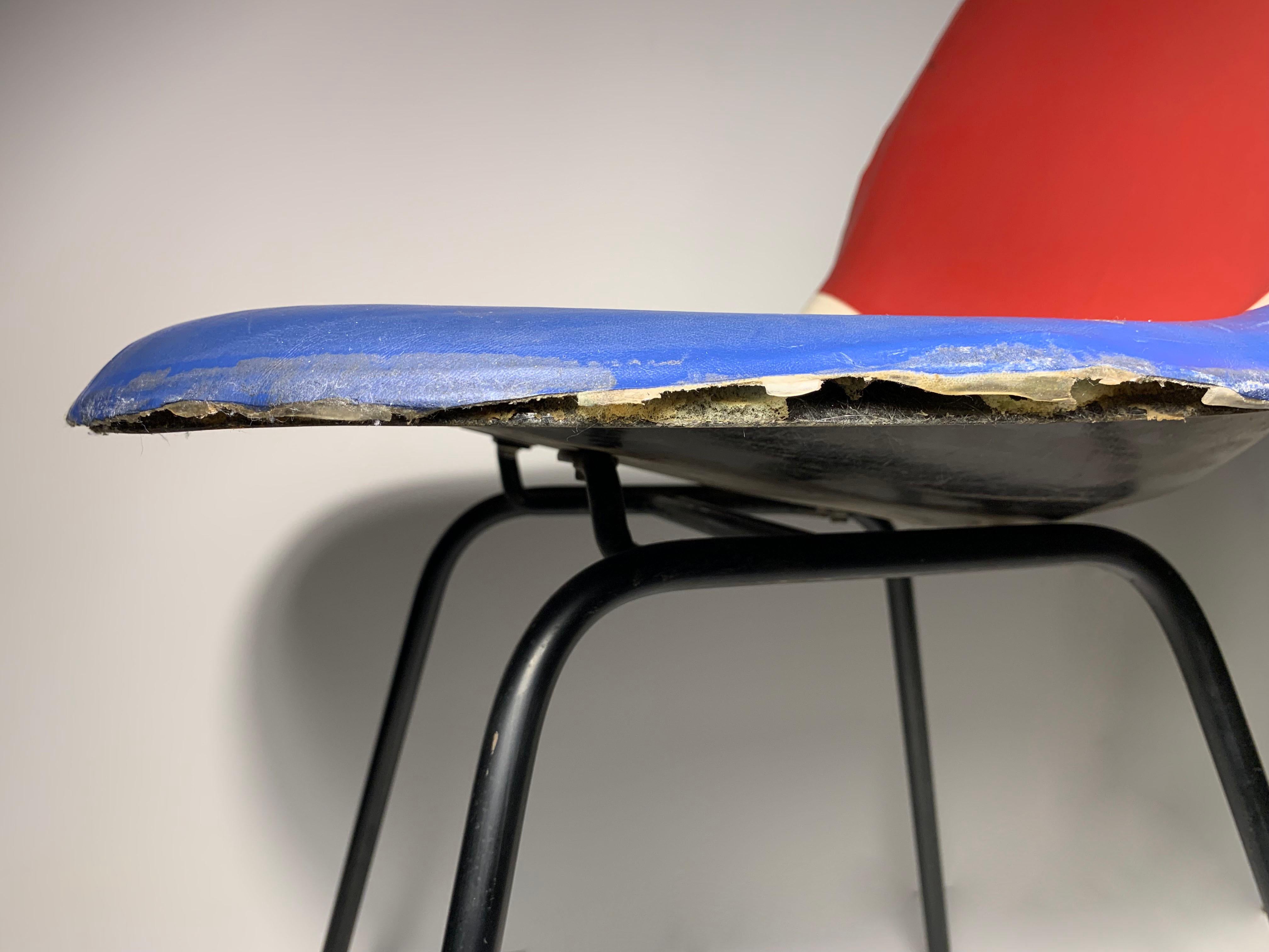 Eames Herman Miller Silla de concha tapizada con un inusual estampado Patriot en venta 5