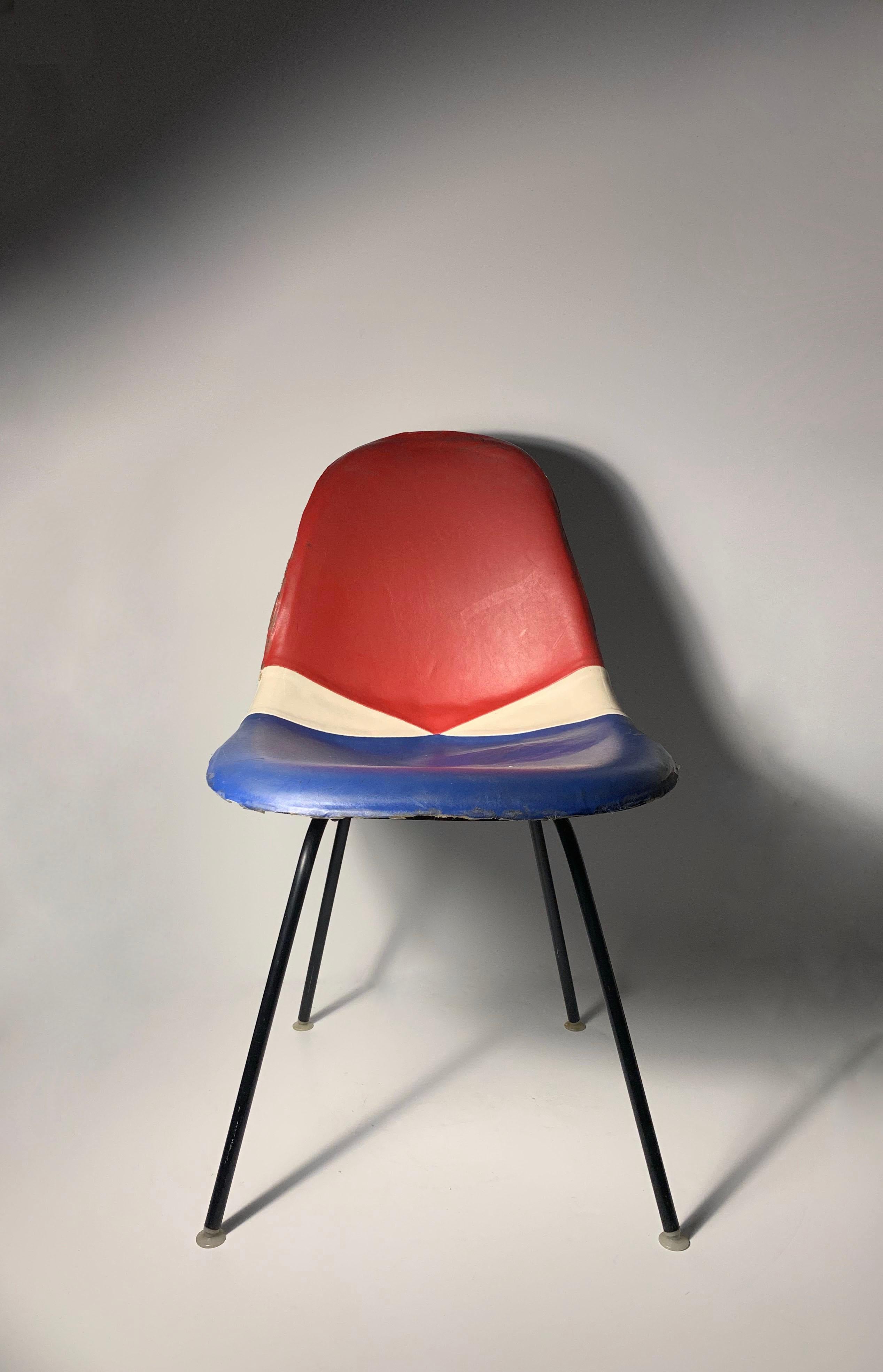 Una silla Eames muy interesante. Posiblemente una marca corporativa (por tapicería). American Airlines, por ejemplo. O, tal vez, un acontecimiento político. O, posiblemente, un encargo personalizado de un cliente Difícil de decir. 


Etiqueta de