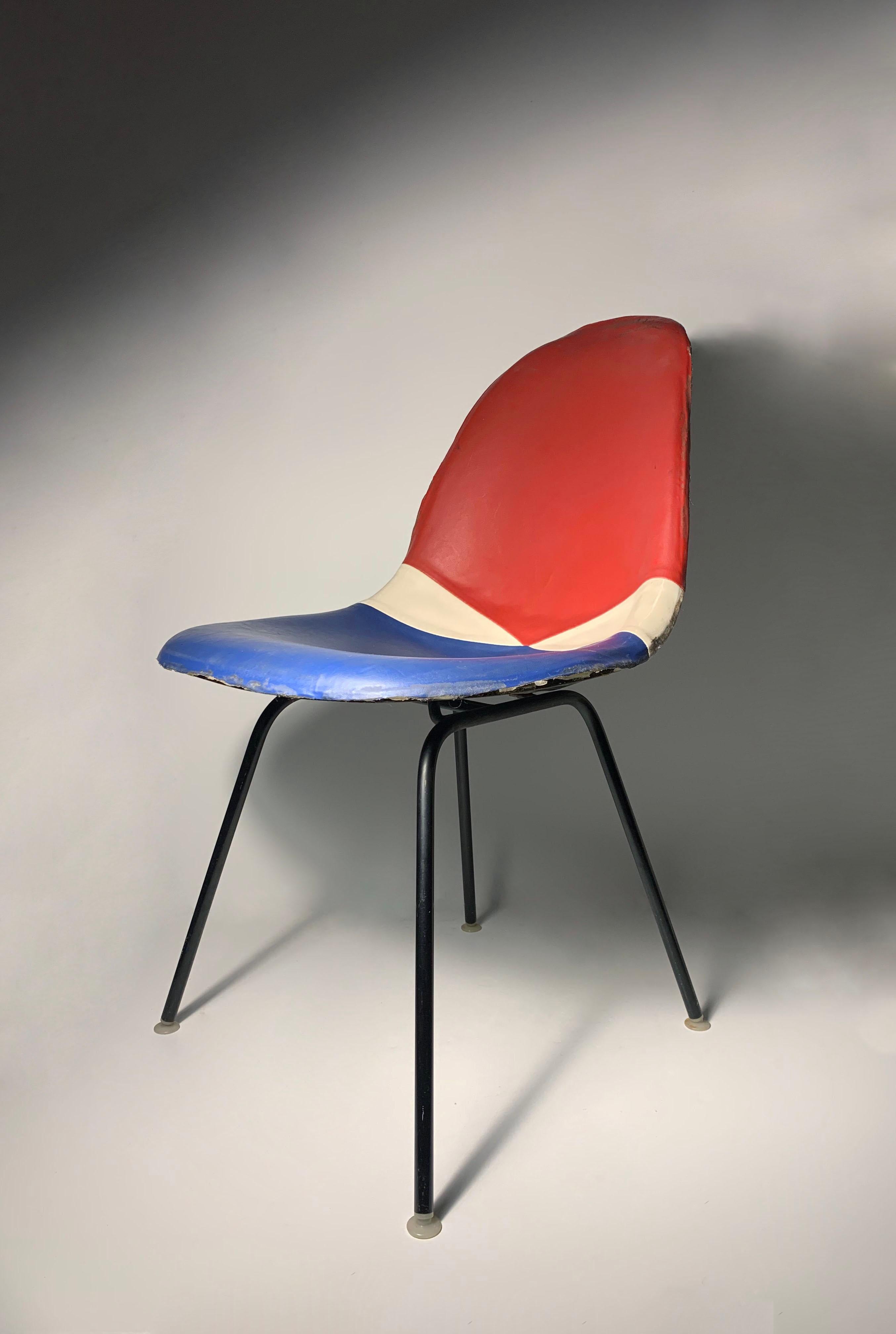 Eames Herman Miller Silla de concha tapizada con un inusual estampado Patriot Moderno de mediados de siglo en venta