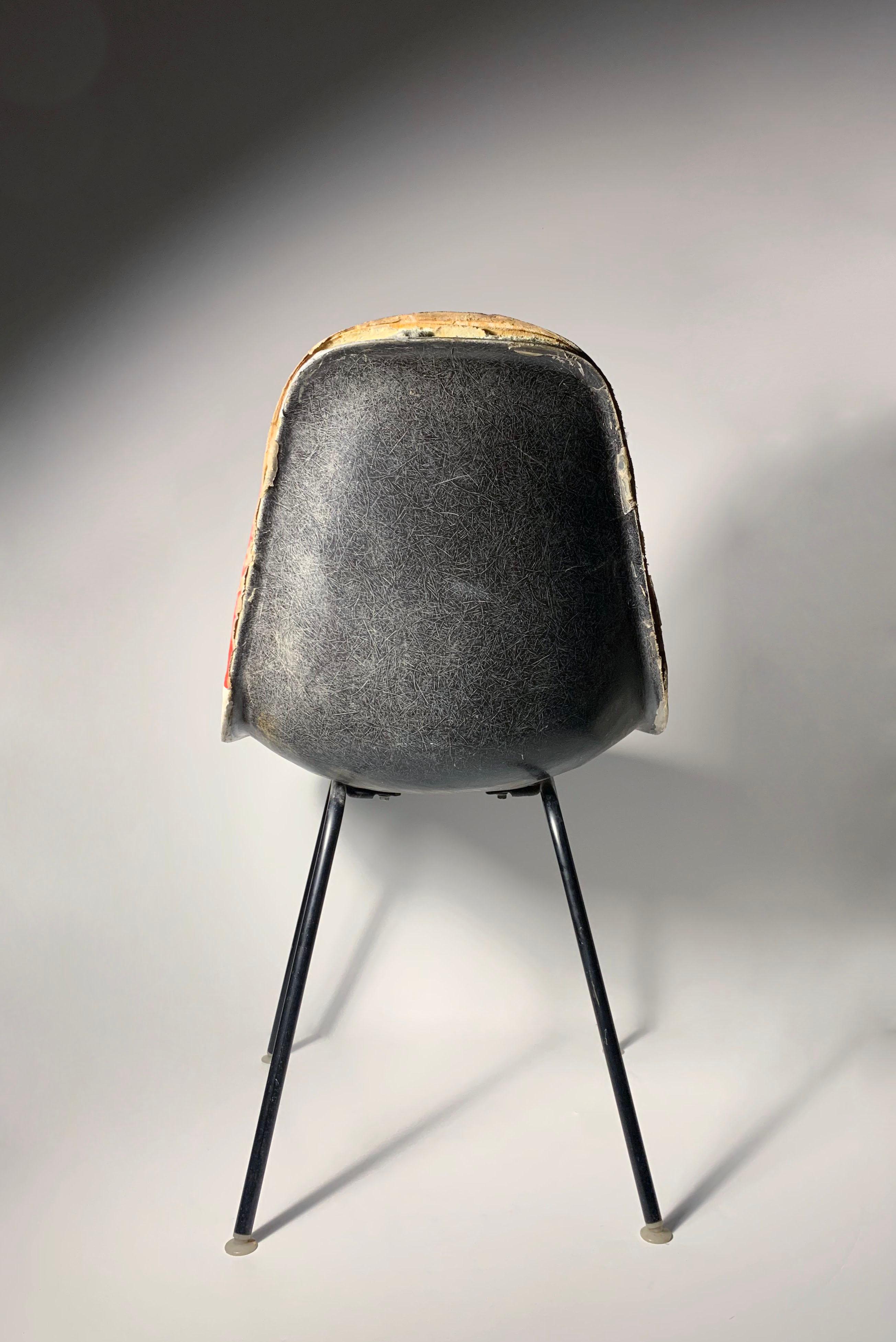 Eames Herman Miller Silla de concha tapizada con un inusual estampado Patriot Estadounidense en venta