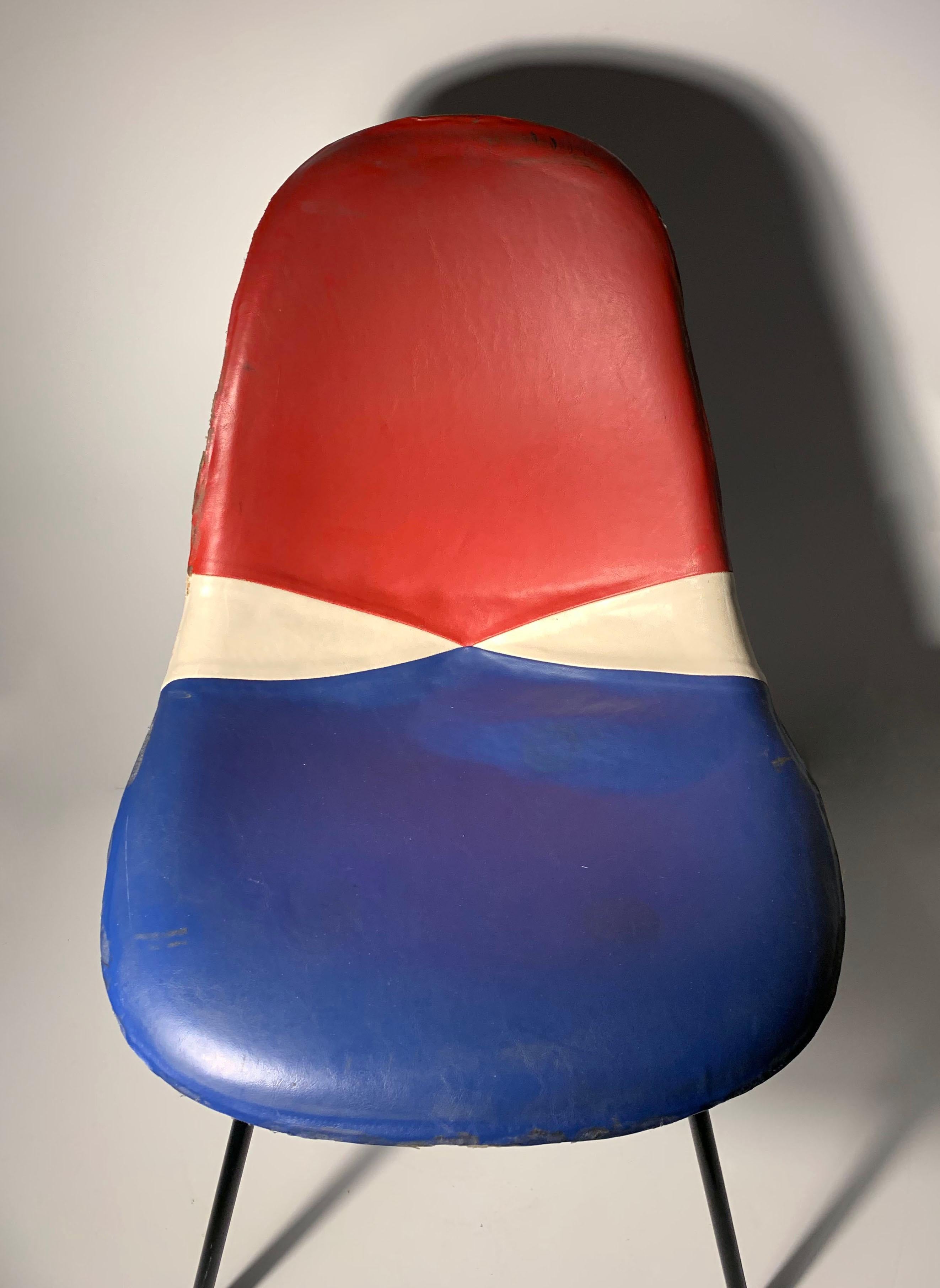 Eames Herman Miller Silla de concha tapizada con un inusual estampado Patriot en Bastante bueno estado para la venta en Chicago, IL