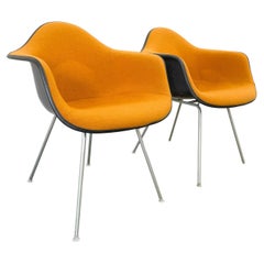 Eames / Herman Miller: gepolsterte Sessel aus Fiberglas in Tangerine