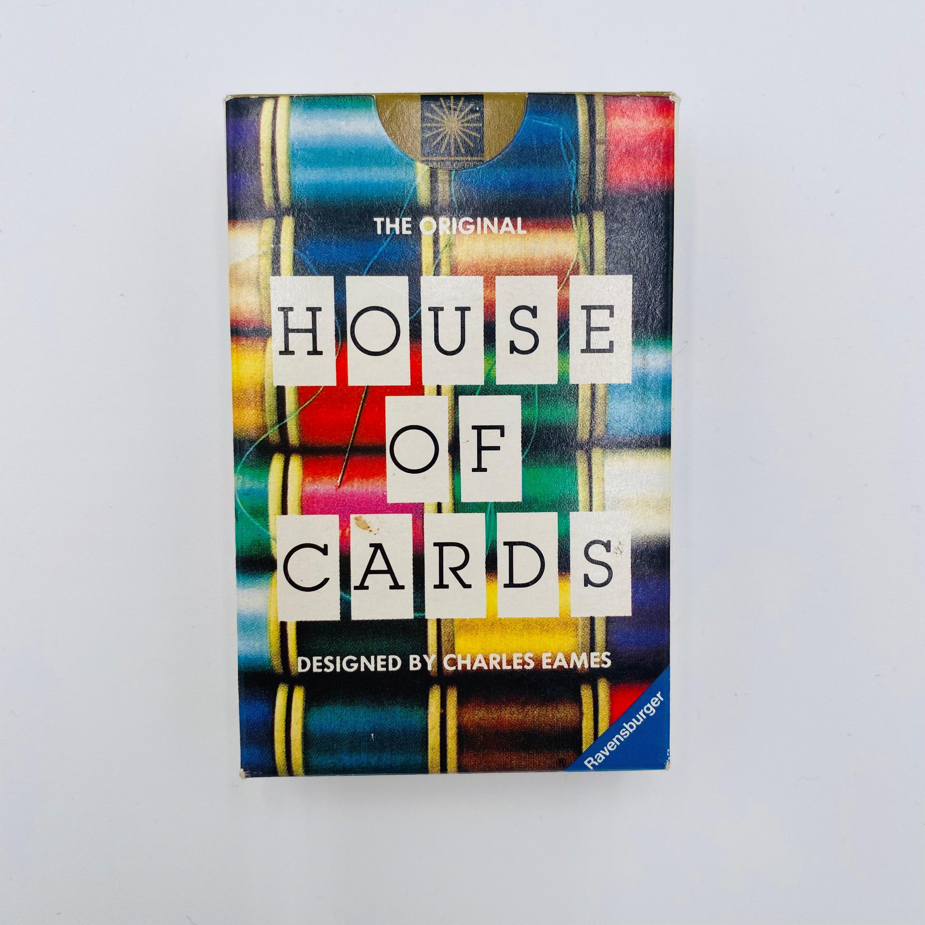 House of Cards, entworfen von Charles und Ray Eames für das Museum of Modern Art, New York, 1986. Dieses besondere Stapelkartenspiel zeigt bekannte Gegenstände, Tiere und Textilien aus der Natur. Jede Karte ist mit einem anderen Bild bedruckt und