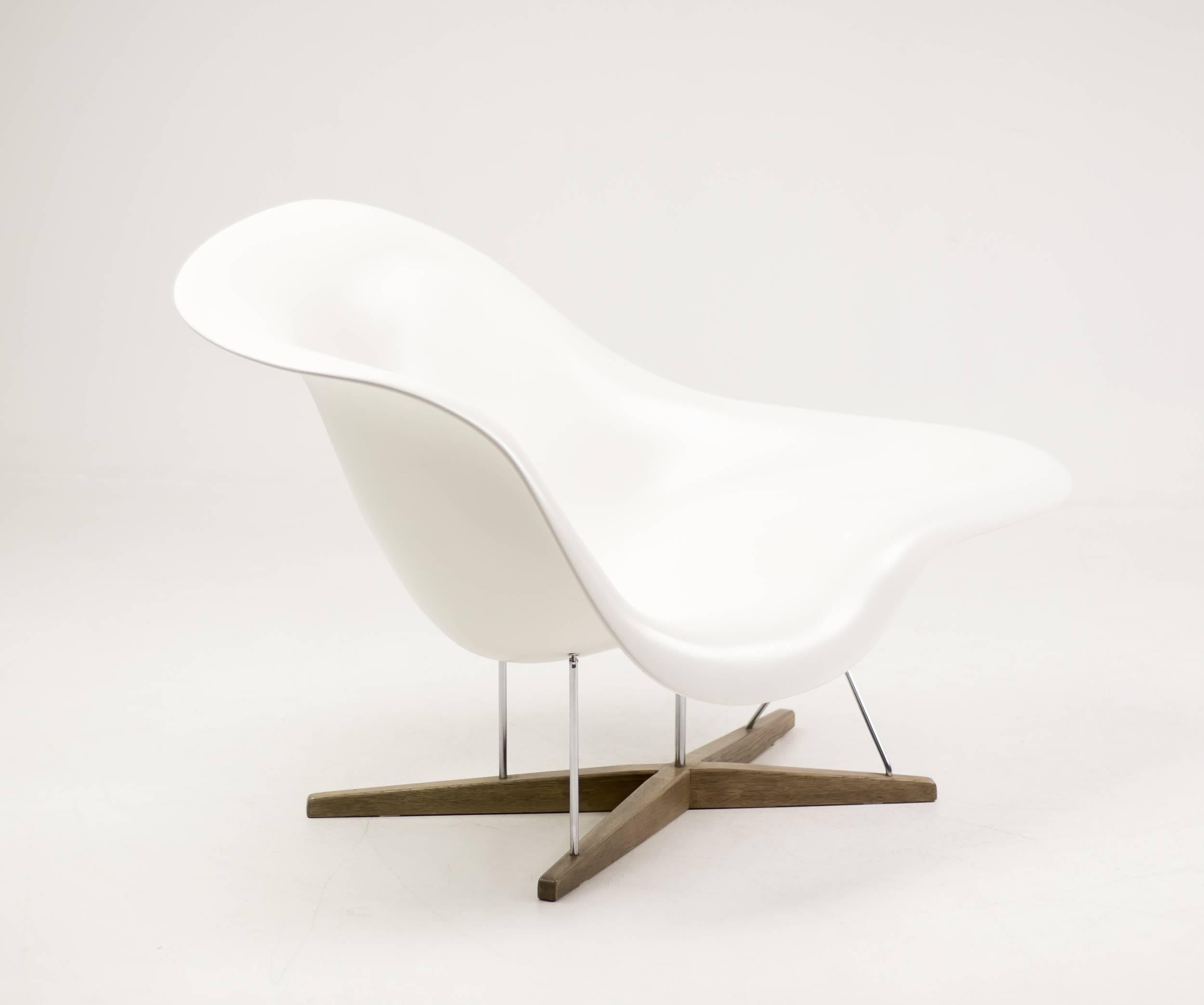 Charles und Ray Eames entwarfen La Chaise im Jahr 1948 für einen Wettbewerb des Museum of Modern Art. Doch erst seit 1991 fertigt Vitra den Entwurf in kleinen Stückzahlen in Serienproduktion. La Chaise ist sowohl zum Sitzen als auch zum Liegen
