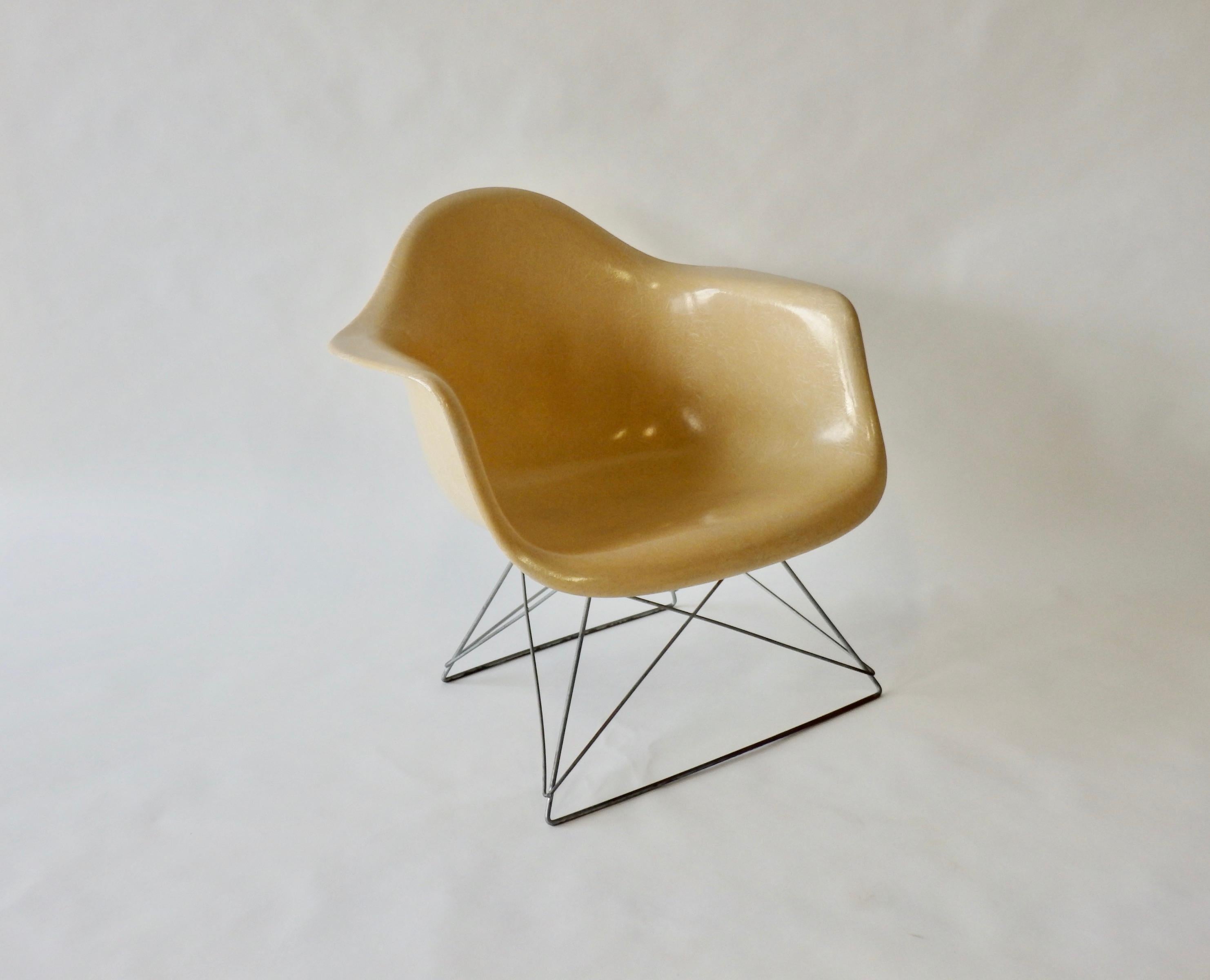 Mid-Century Modern Chaise longue Eames LAR Cats Cradle Base Fiberglass Armshell Lounge Chair en vente