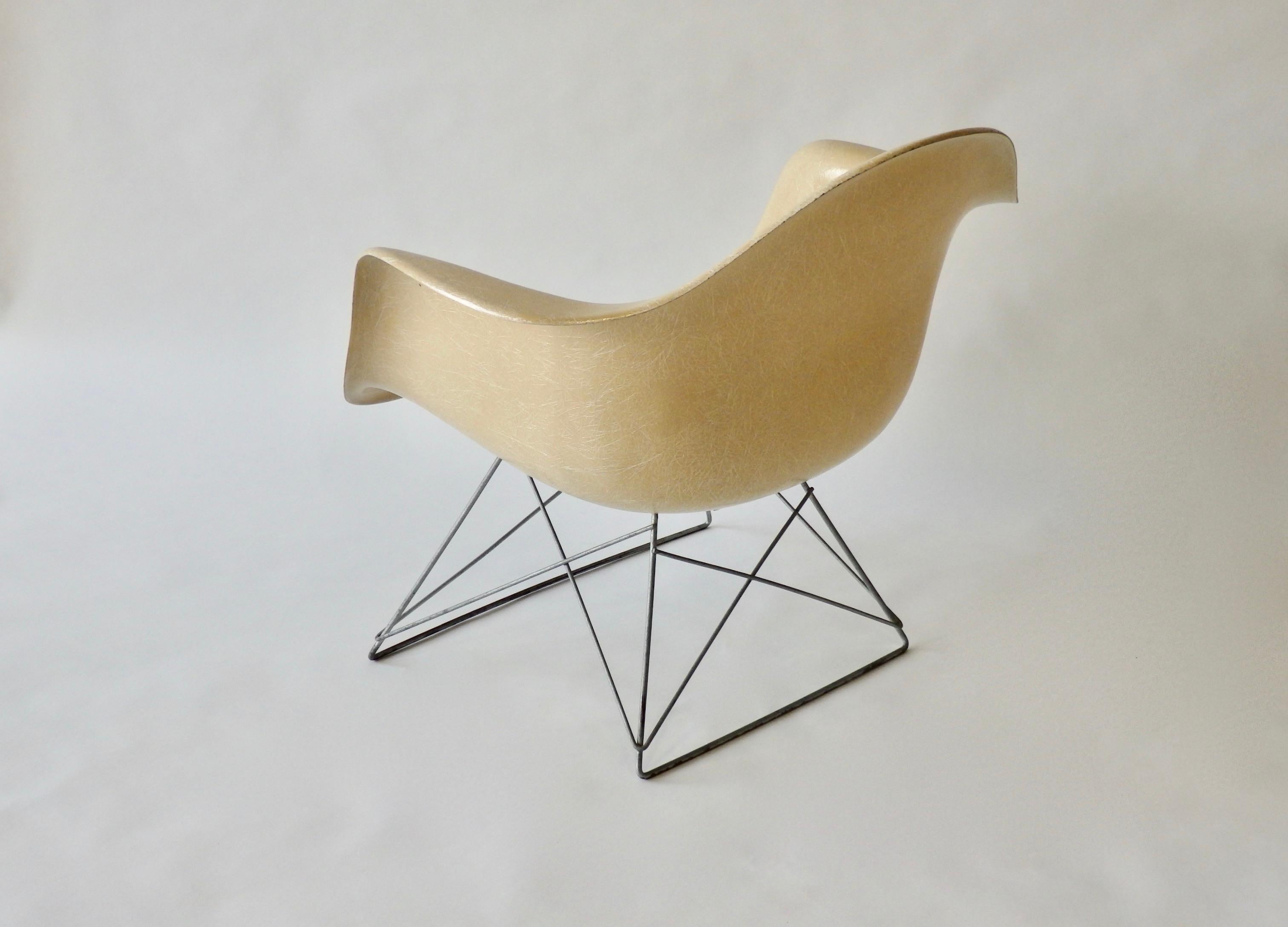 Eames LAR Cats Cradle Base Fiberglass Armshell Lounge Chair In Good Condition For Sale In Ferndale, MI