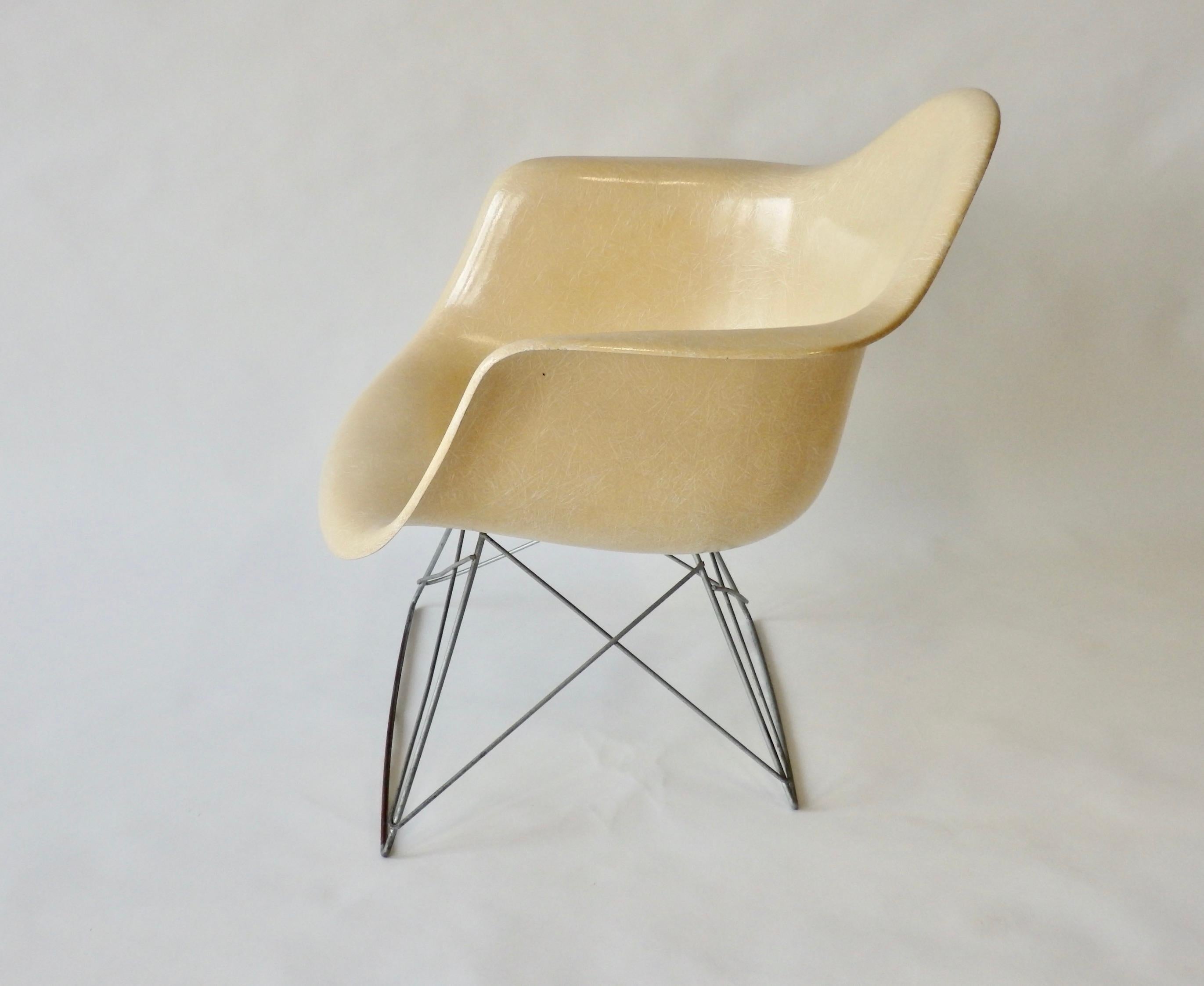 20th Century Eames LAR Cats Cradle Base Fiberglass Armshell Lounge Chair For Sale