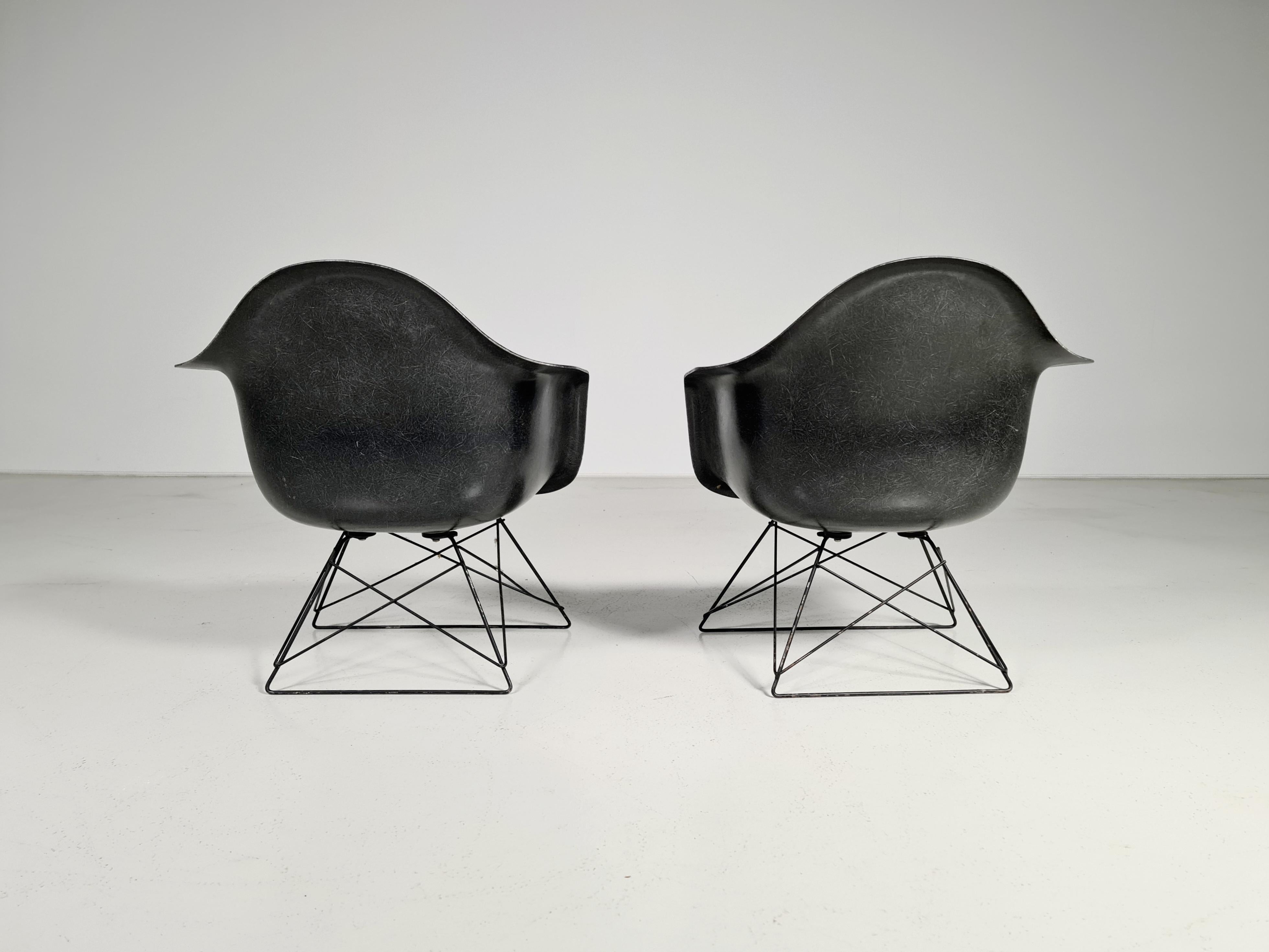 Mid-Century Modern Eames LAR Cats Cradle Base Fiberglass Lounge Chair, 1960s