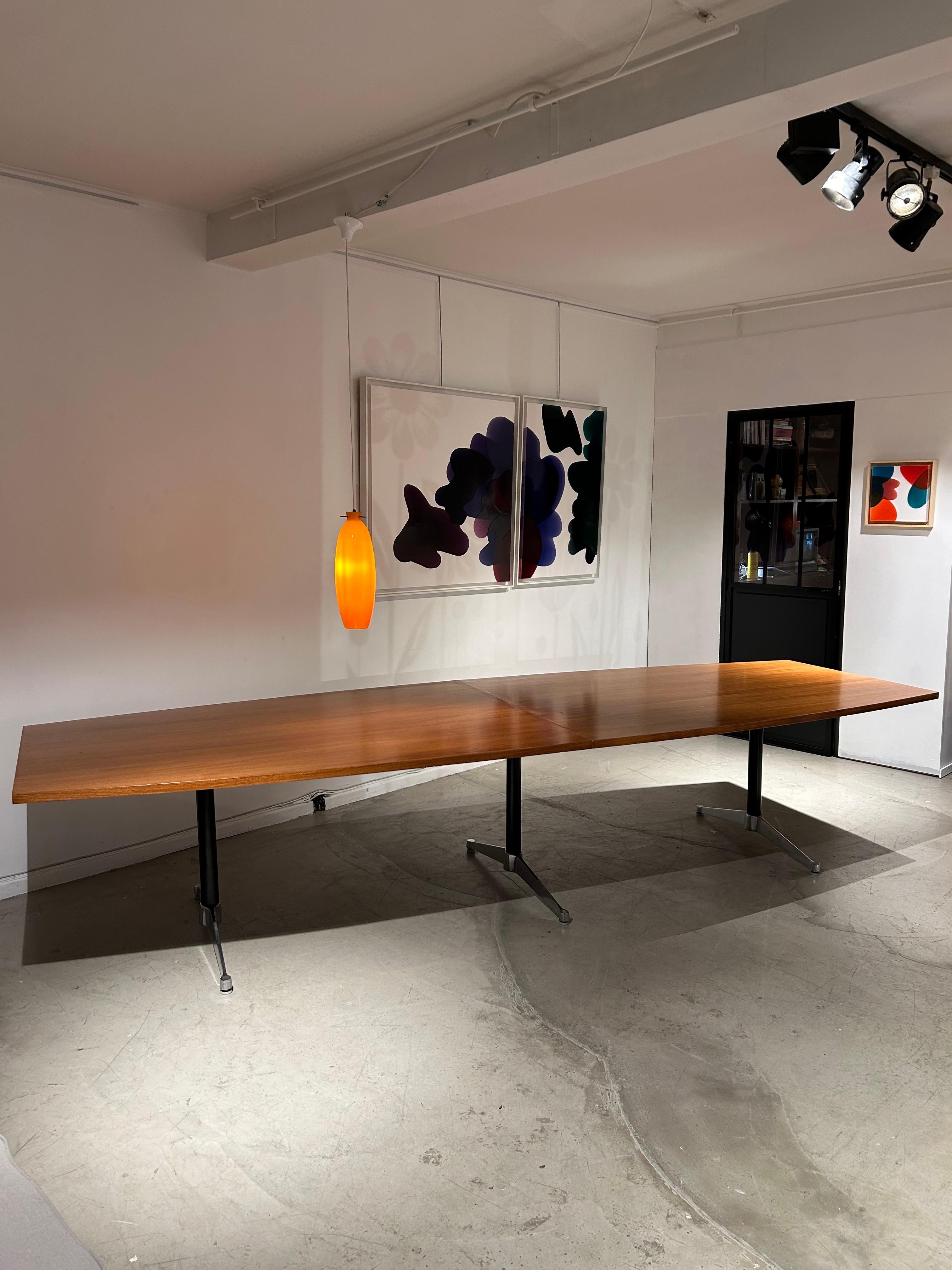 Ikonischer großer Konferenztisch oder Esstisch von Eames für Herman Miller. Der obere Teil besteht aus 2 Teilen und der untere aus 3 Teilen.