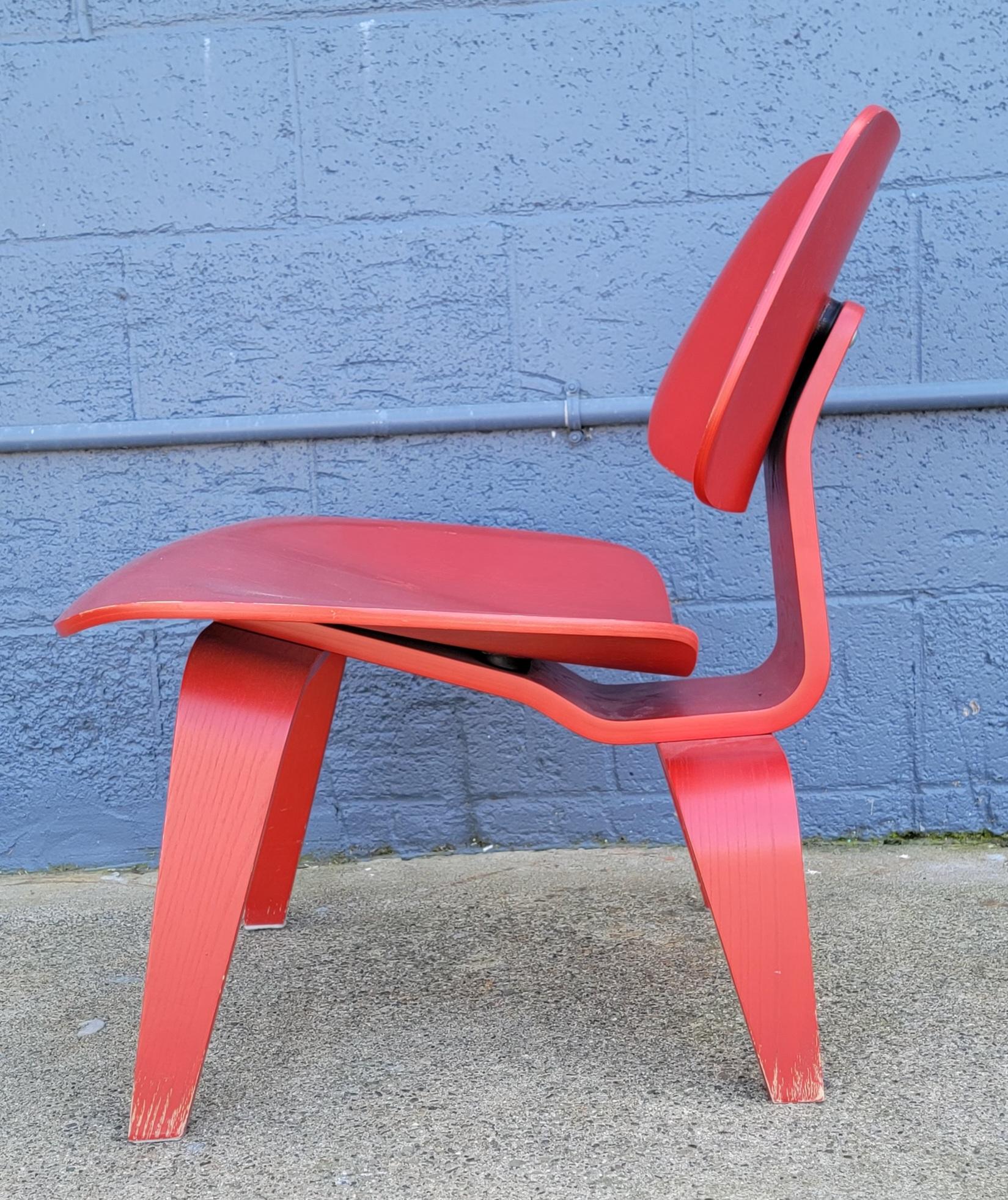 eames lcw red