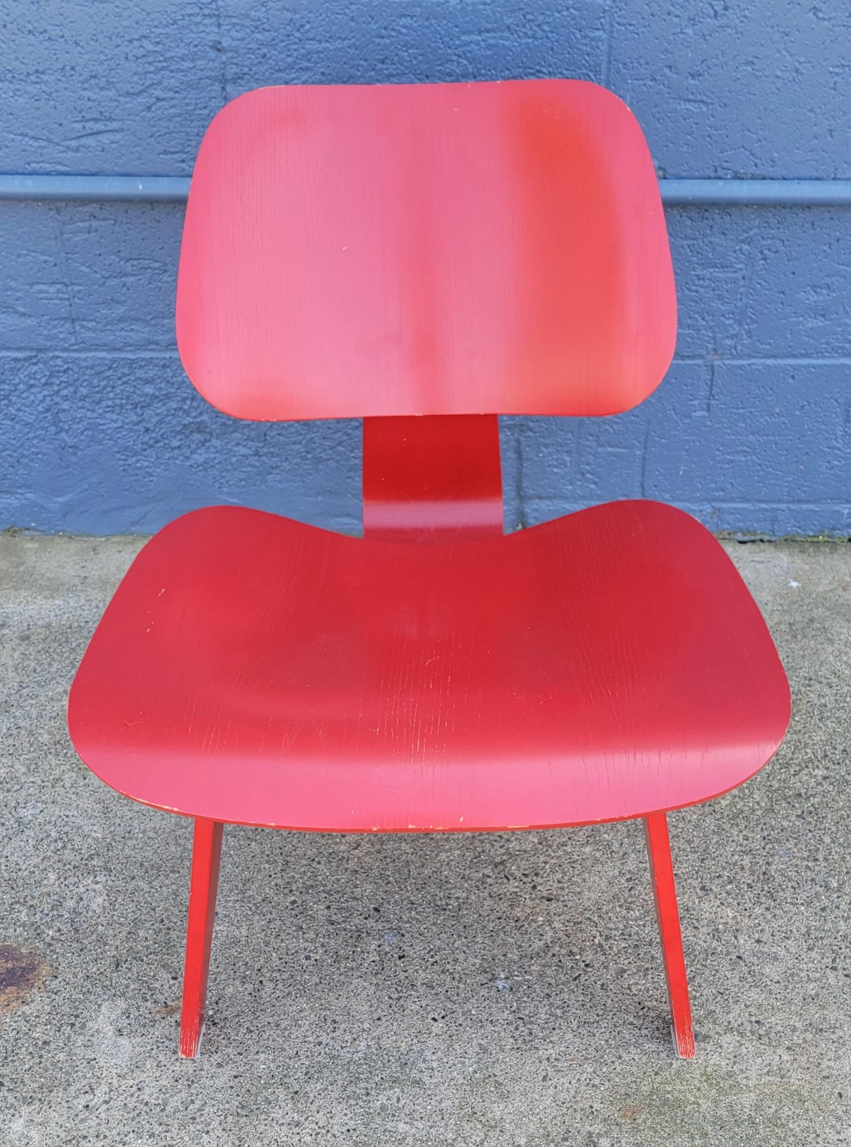 Eames LCW Lounge Chair Red Molded Plywood In Good Condition In Fulton, CA