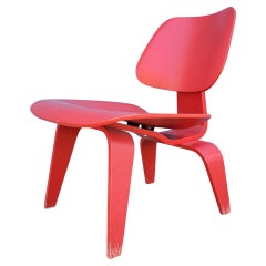 Eames LCW Loungesessel aus rotem, geformtem Sperrholz