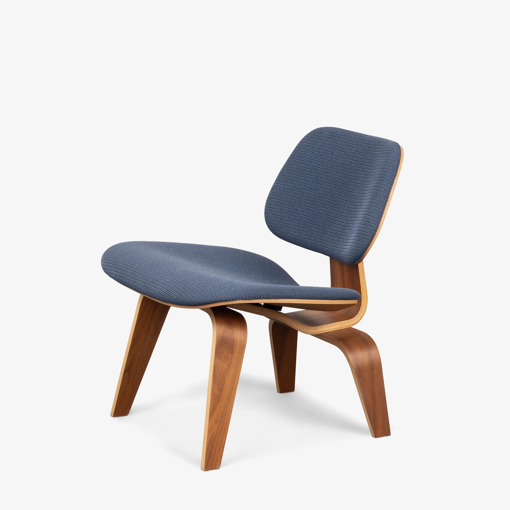 Mid-Century Modern Eames LCW Plywood Lounge Chairs in Walnut & Herman Miller Blue Fabric, Pair For Sale