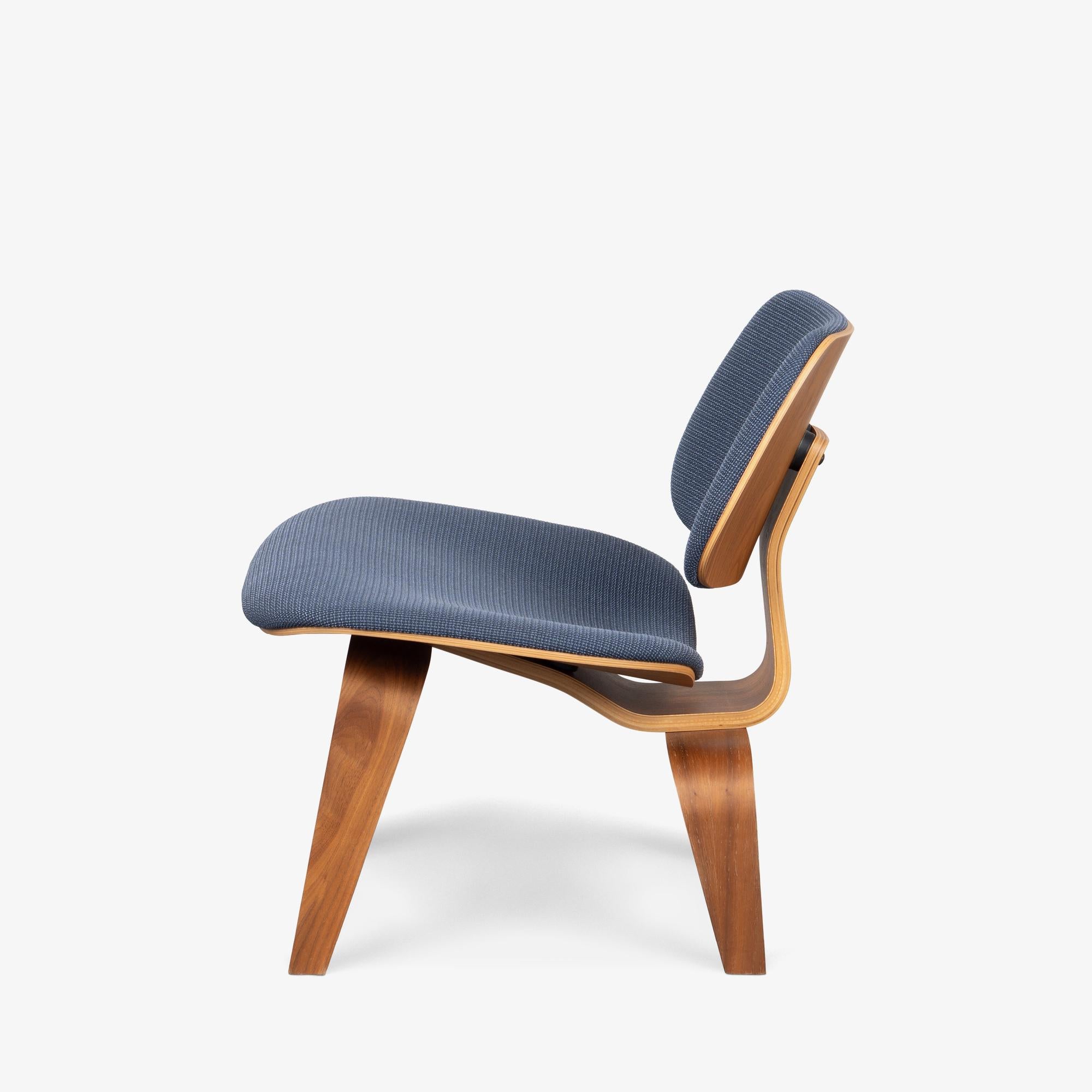 Eames LCW Plywood Lounge Chairs in Walnut & Herman Miller Blue Fabric, Pair In Good Condition For Sale In Stamford, CT