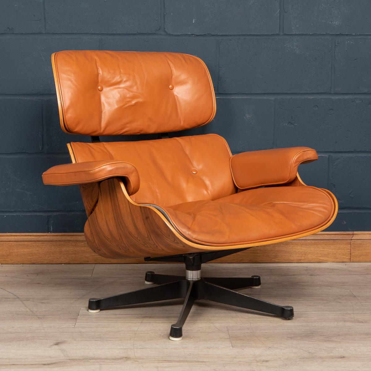 Le fauteuil de salon et l'ottoman Eames sont des meubles en contreplaqué moulé et en cuir, conçus par Charles et Ray Eames pour la société de meubles Herman Miller. Ils sont officiellement intitulés Eames Lounge et Ottoman et ont été commercialisés