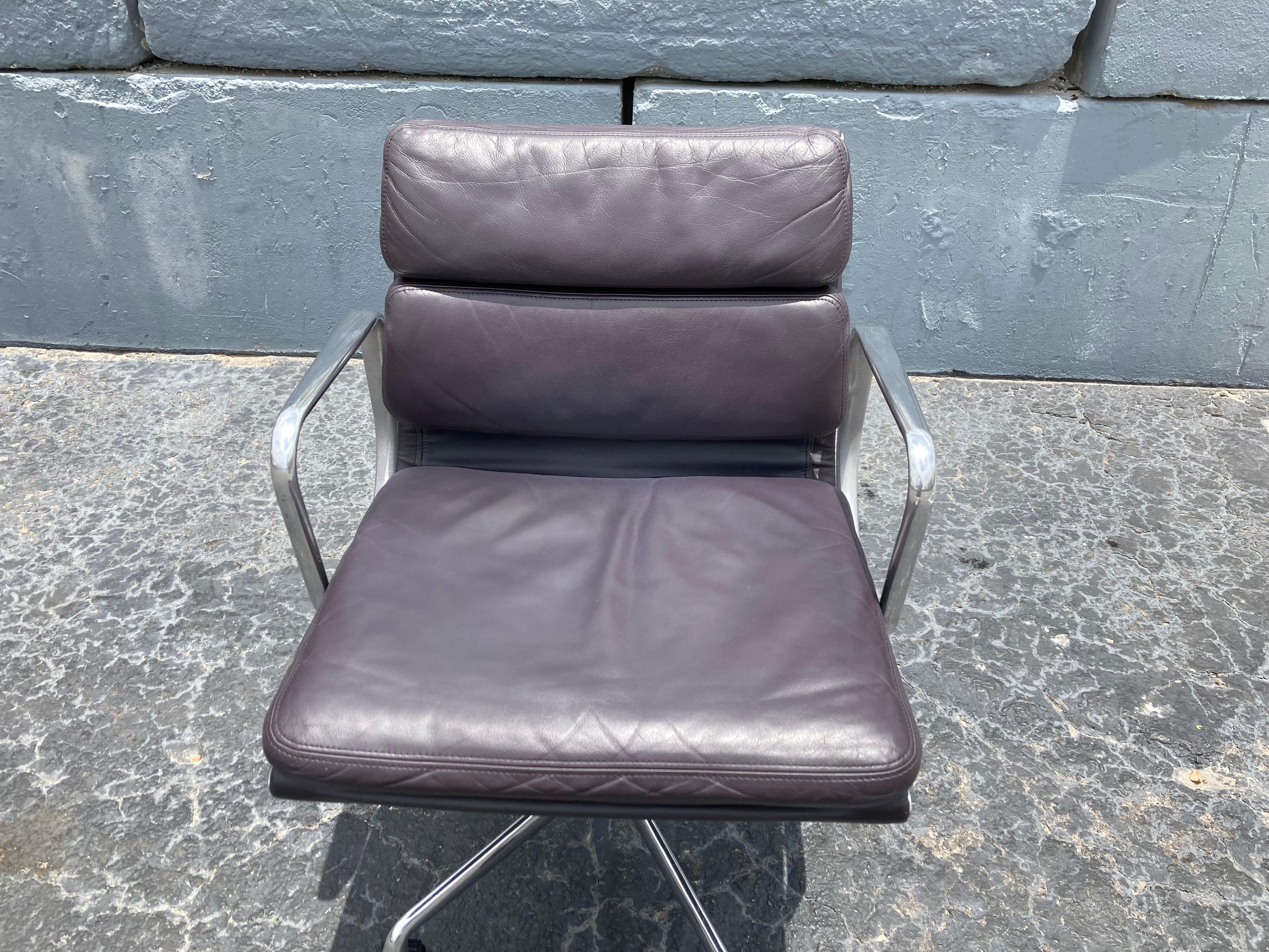 Modern Eames Leather Soft Pad Management Chair for Herman Miller