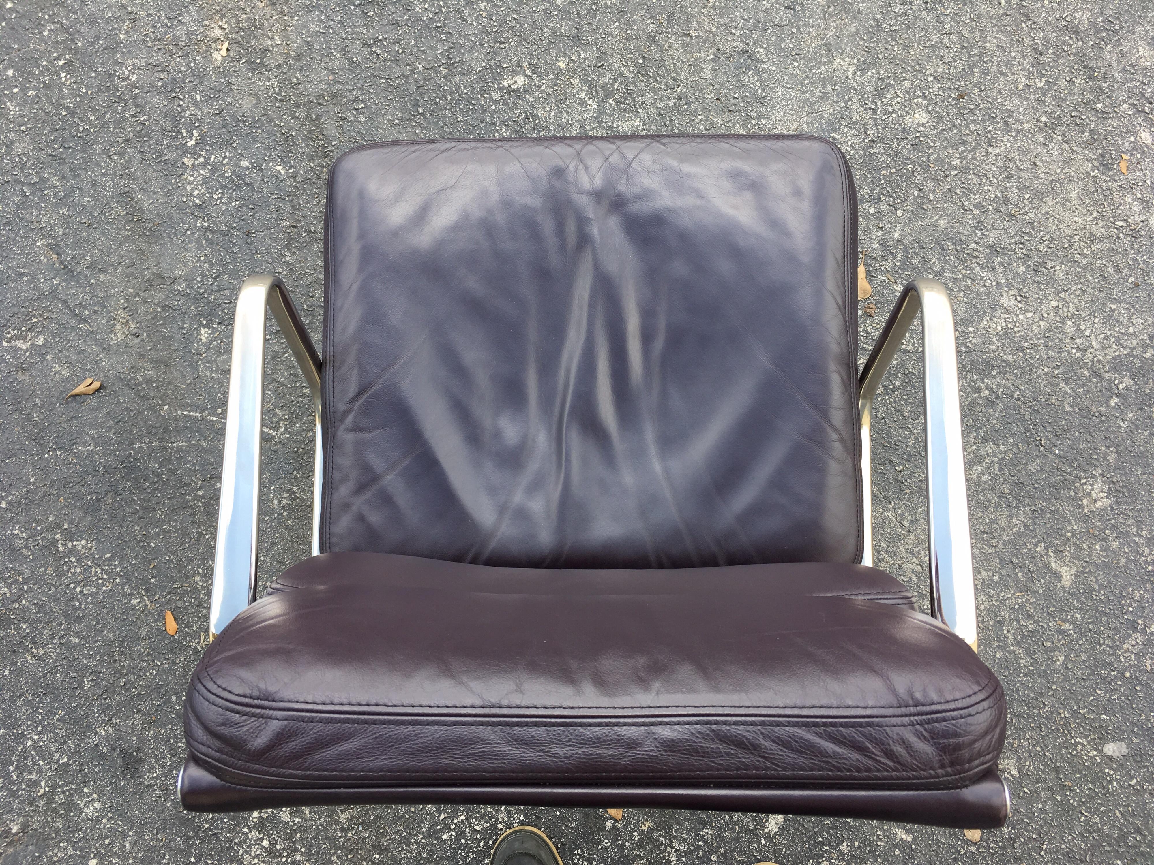 Eames Leather Soft Pad Management Chair for Herman Miller In Good Condition In Miami, FL
