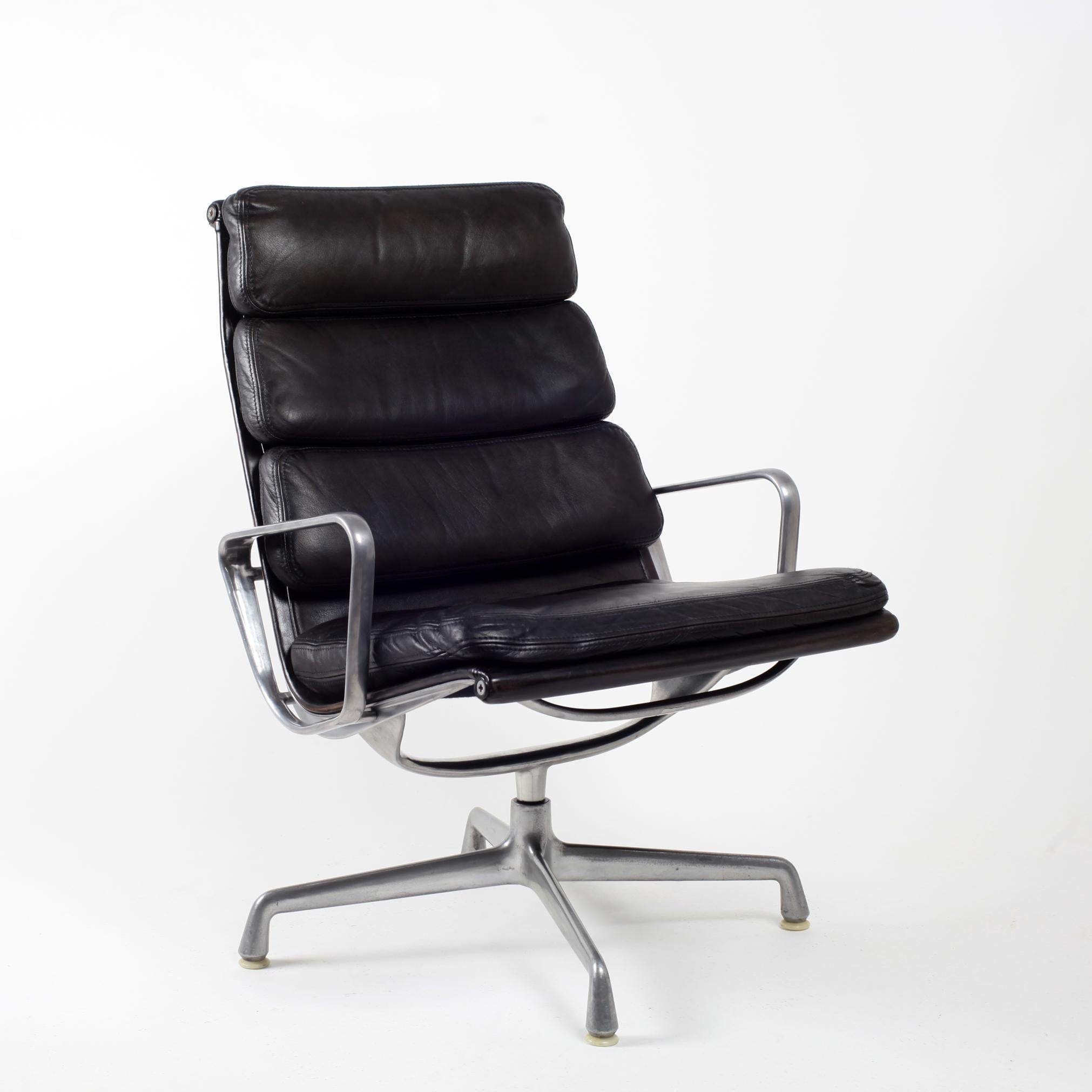 Eames black chocolate leather swivel soft pad lounge chair EA 216 by Interform for Herman Miller.
Very early edition in cast aluminium (not chrome).
Original glides.
Very nice patina.