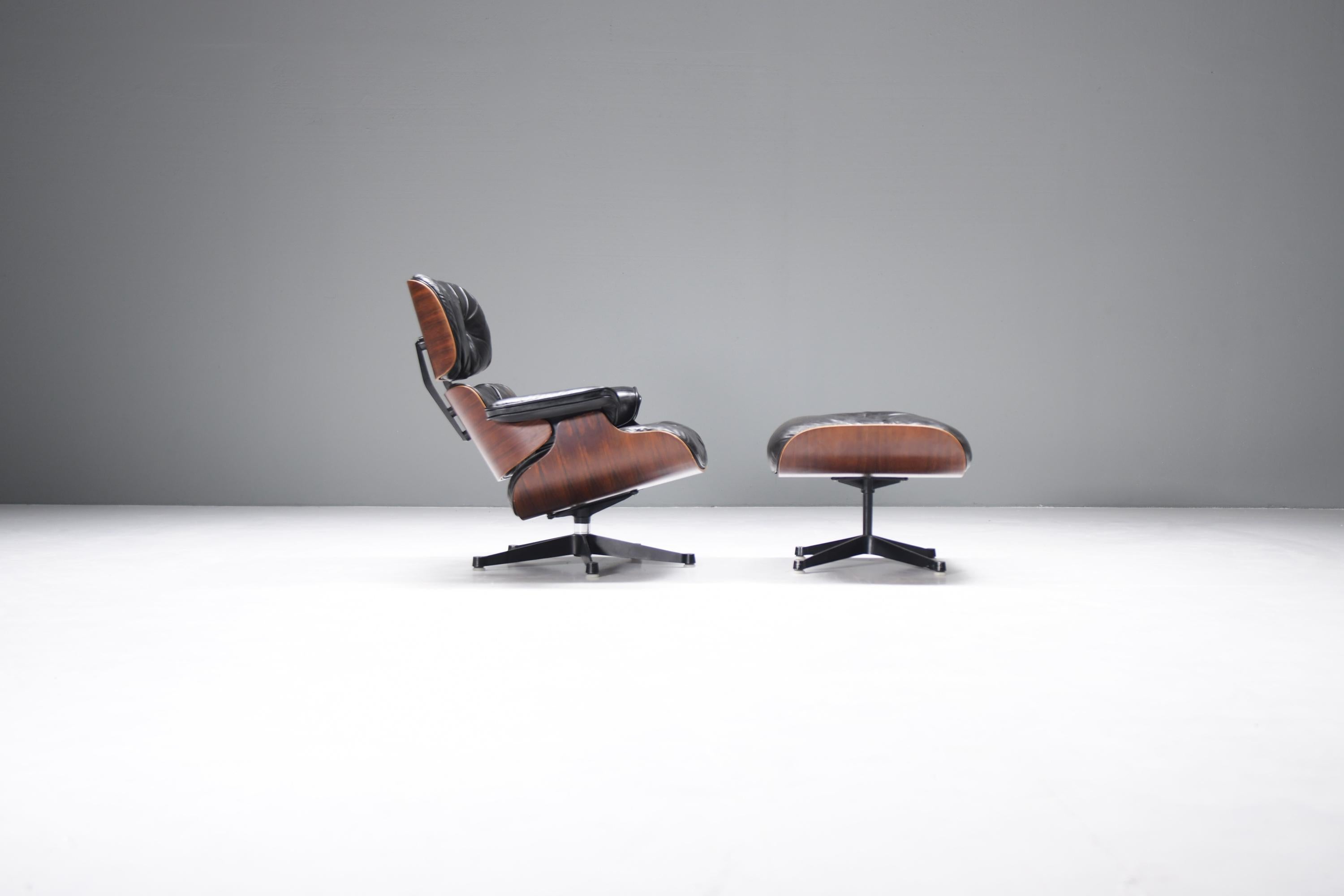 This beauty! Stunning, stylish & original early Eames lounge chair & ottoman.  Produced in 1965 by Mobilier International under licence from Herman Miller.  Collector item!
Rich patinated leather combined with the perfect shells : dark Brazilian