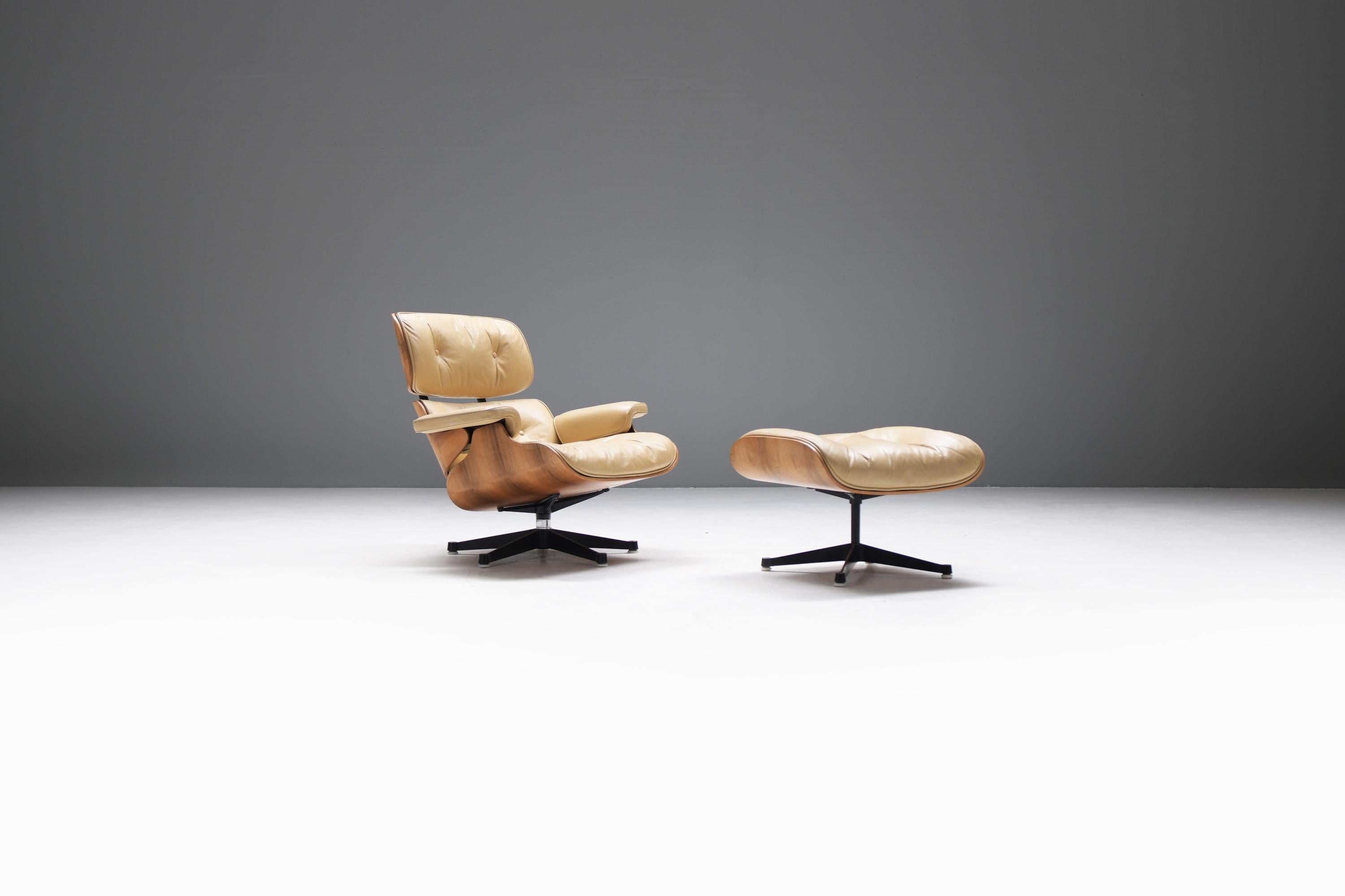 Une trouvaille exceptionnelle ! Chaise longue et ottoman Eames élégants et originaux.  Une combinaison magnifique et très rare : palissandre brésilien et cuir beige/crème.  Encore 100% d'origine.  Pièce de collection !
Produit entre 1972 et 1989 par