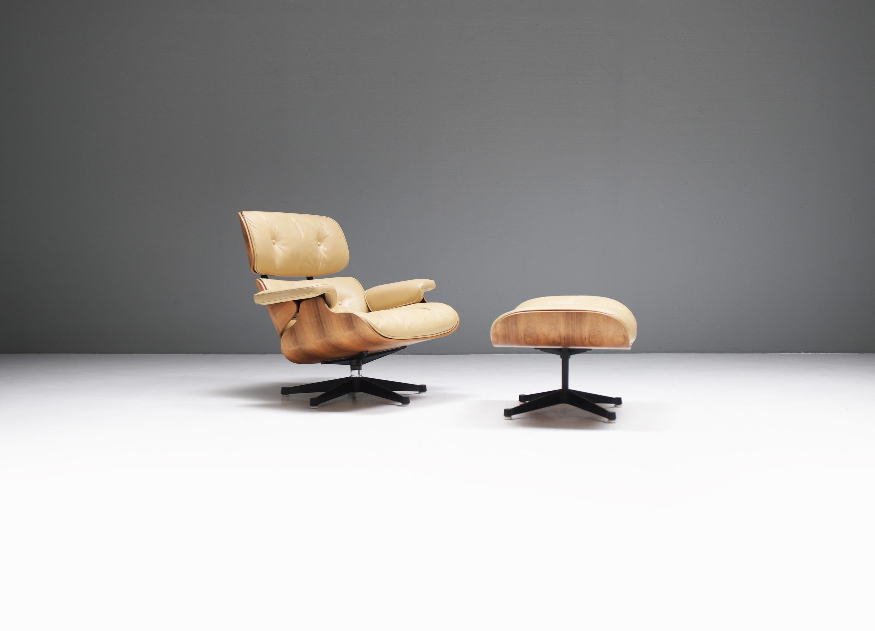 Mid-Century Modern  Eames lounge by Ray & Charles Eames by Mobilier International for Herman Miller For Sale